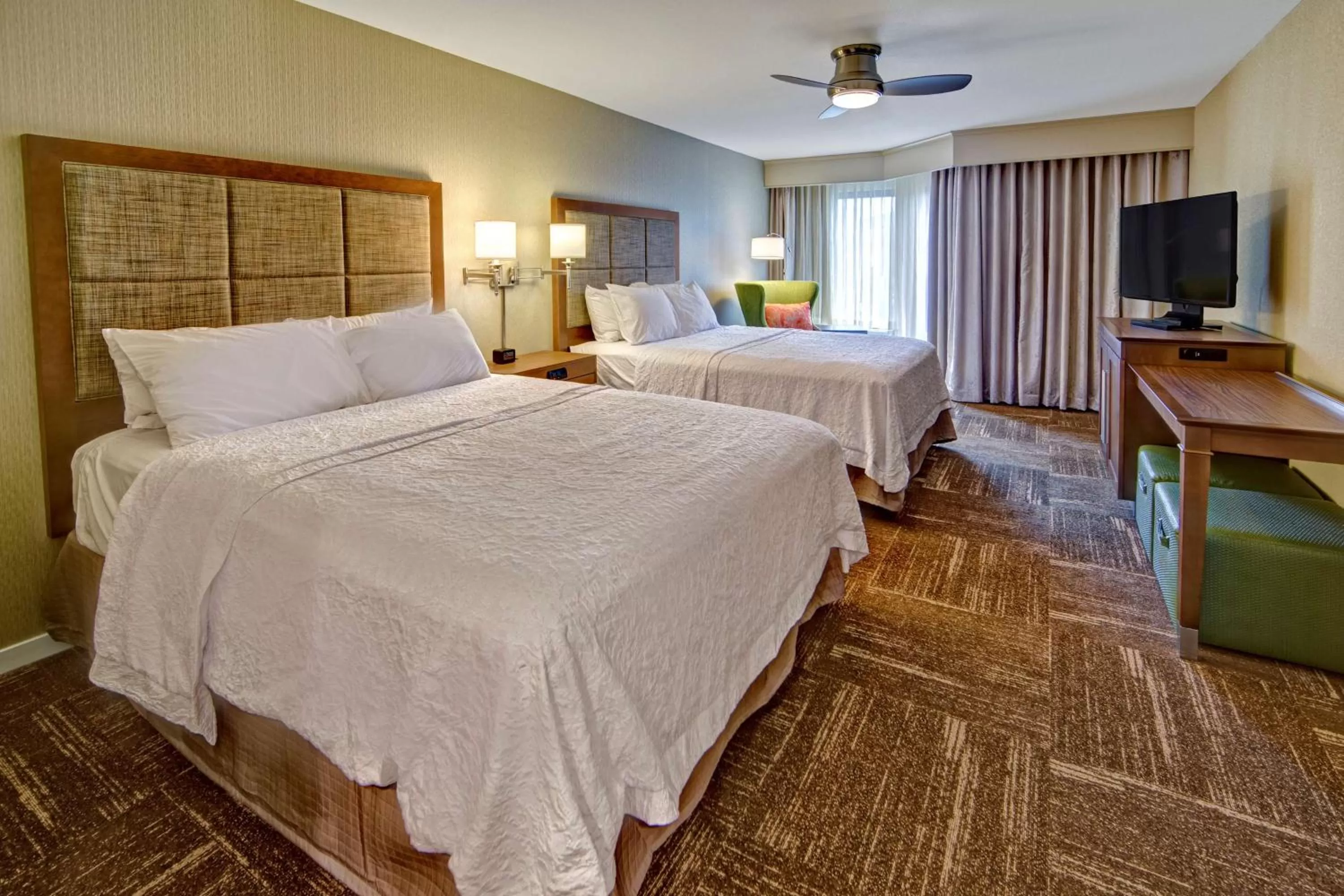 Bed in Hampton Inn and Suites Asheville Airport