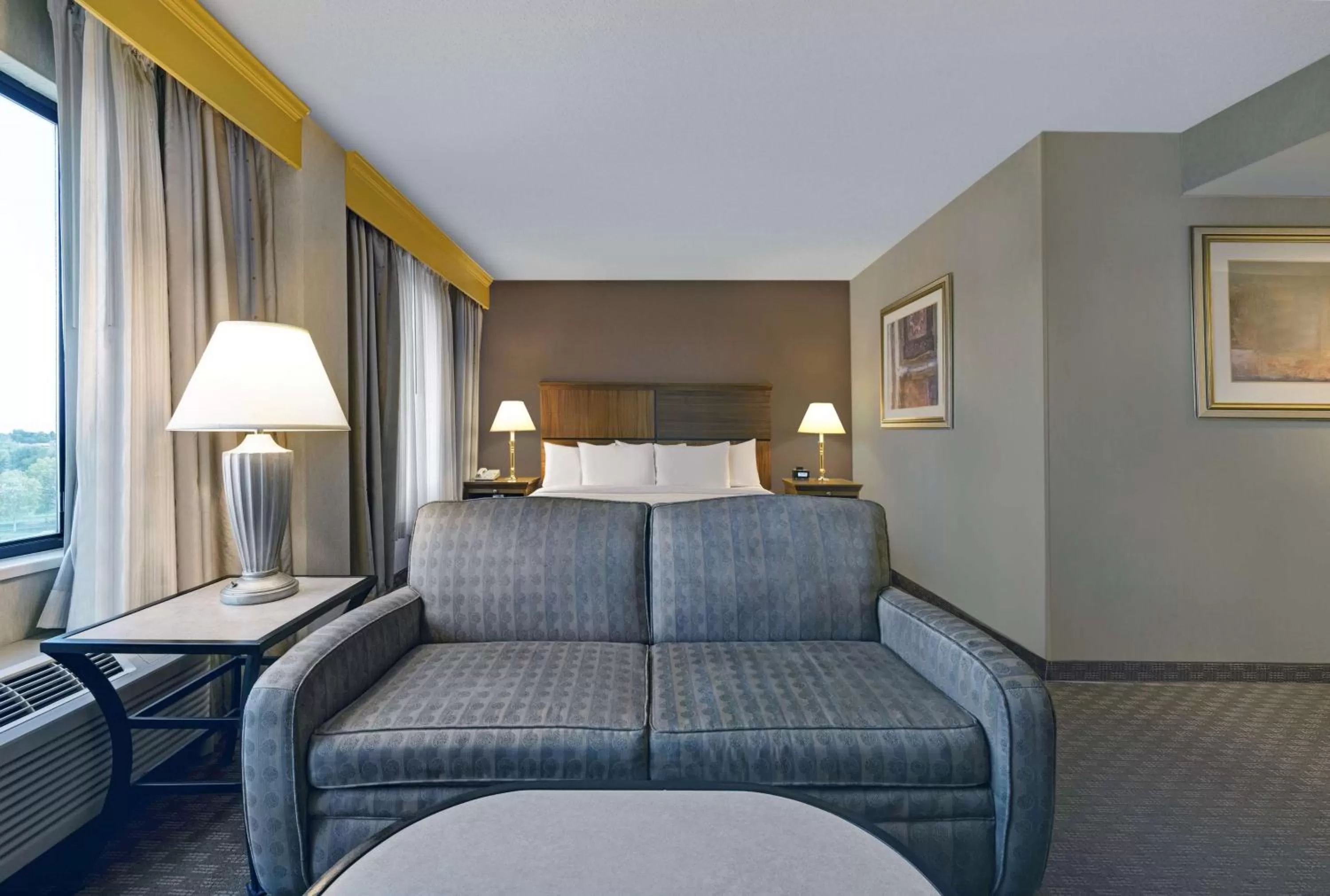 Living room, Bed in DoubleTree by Hilton Grand Junction