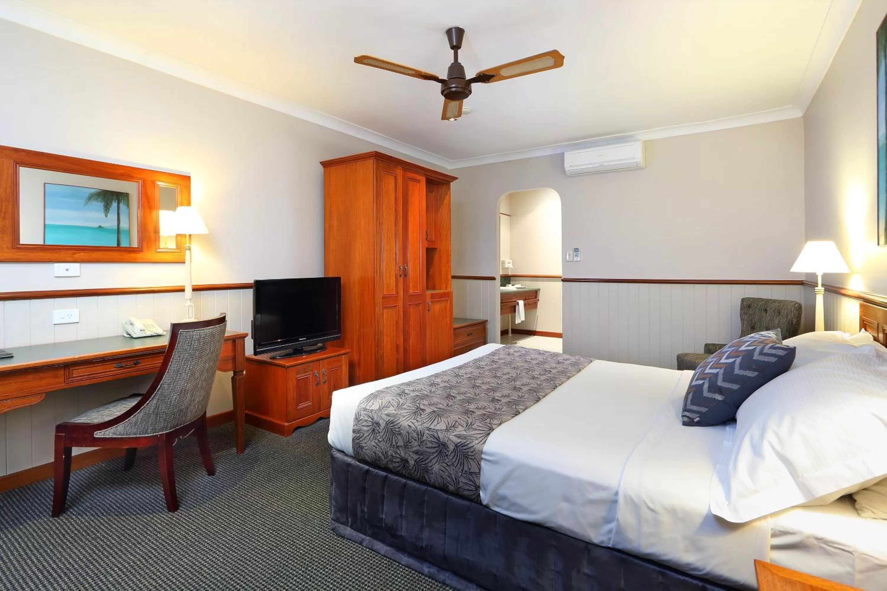 Bedroom, Bed in Brisbane International Virginia