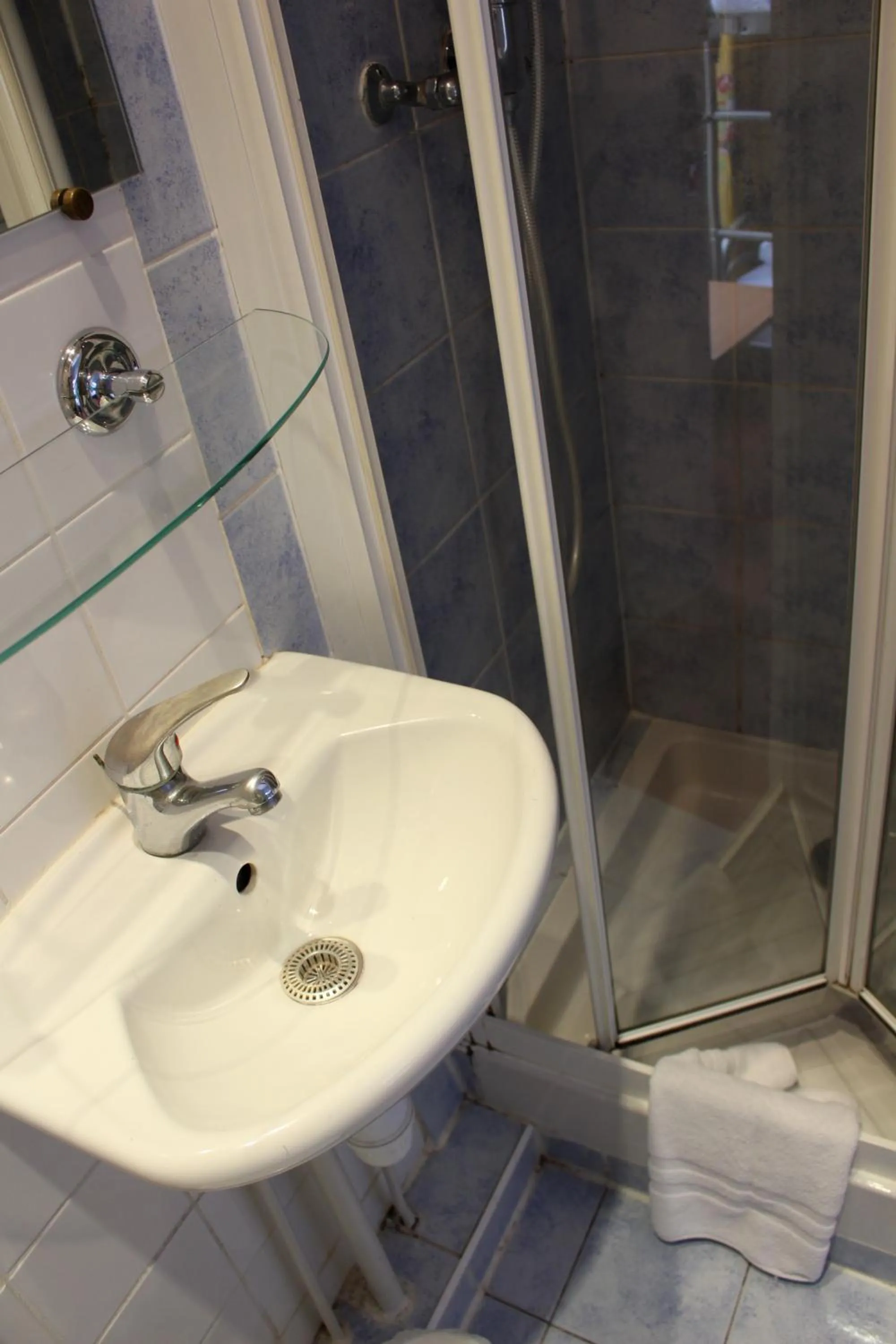 Bathroom in Arty Paris Porte de Versailles by River