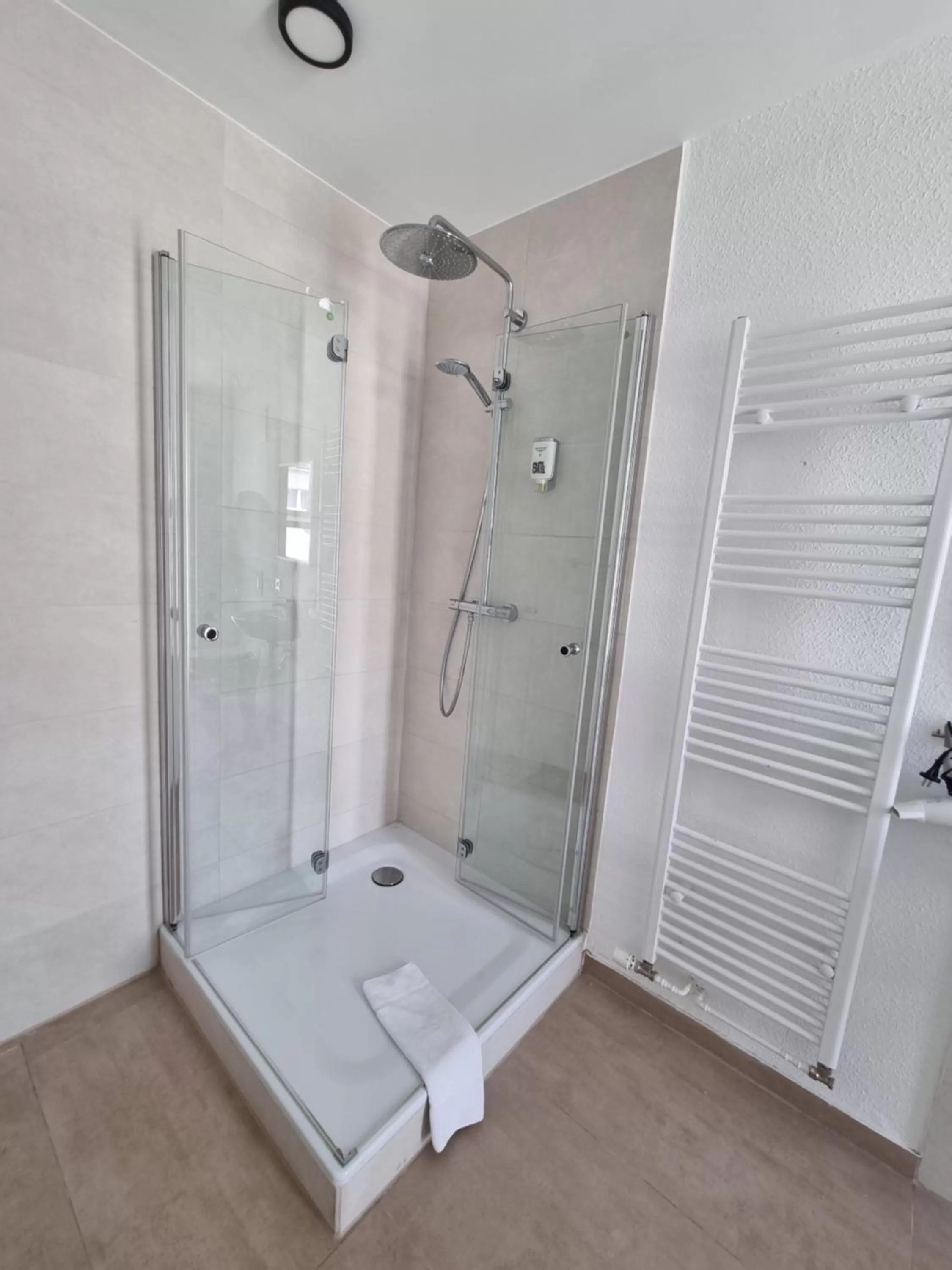 Shower in Hotel Seifert Berlin am Kurfürstendamm