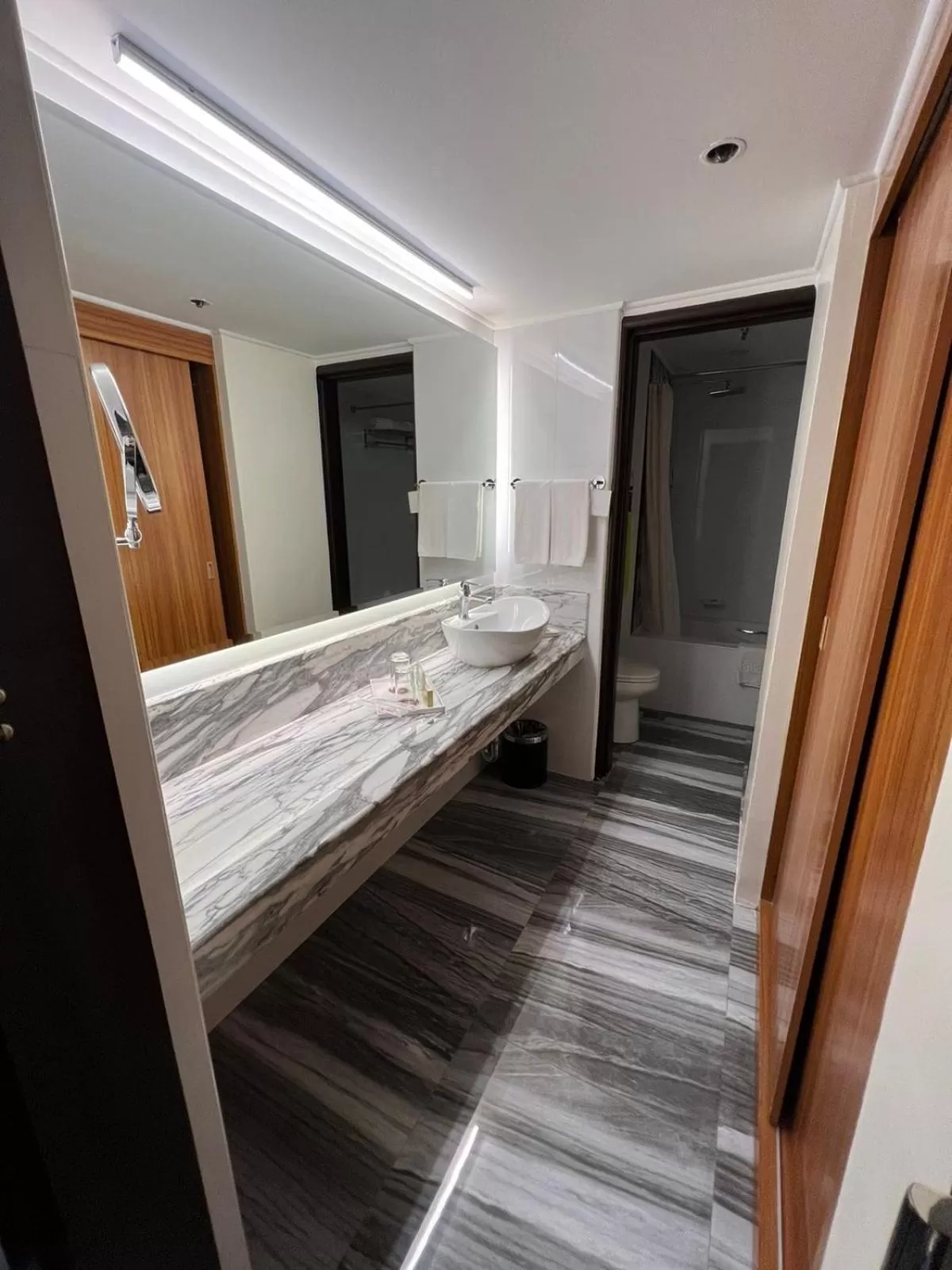 Bathroom, Bed in Bayview Park Hotel Manila