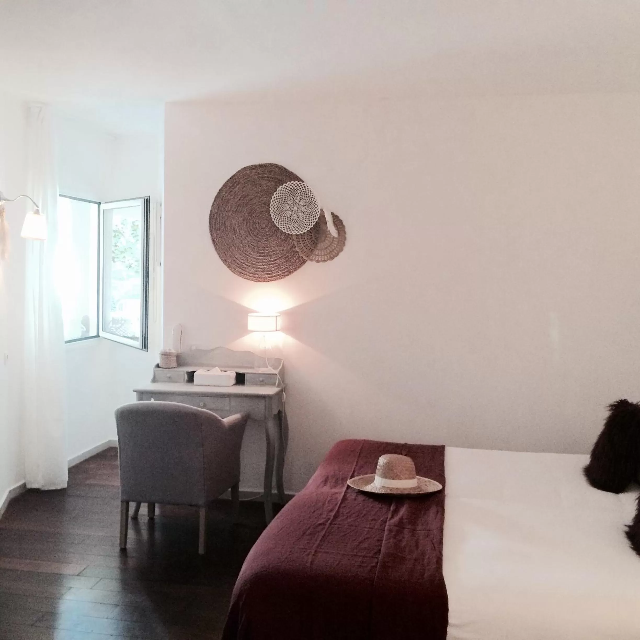 Photo of the whole room, Bed in Maison du Lierre Bordeaux Centre ville