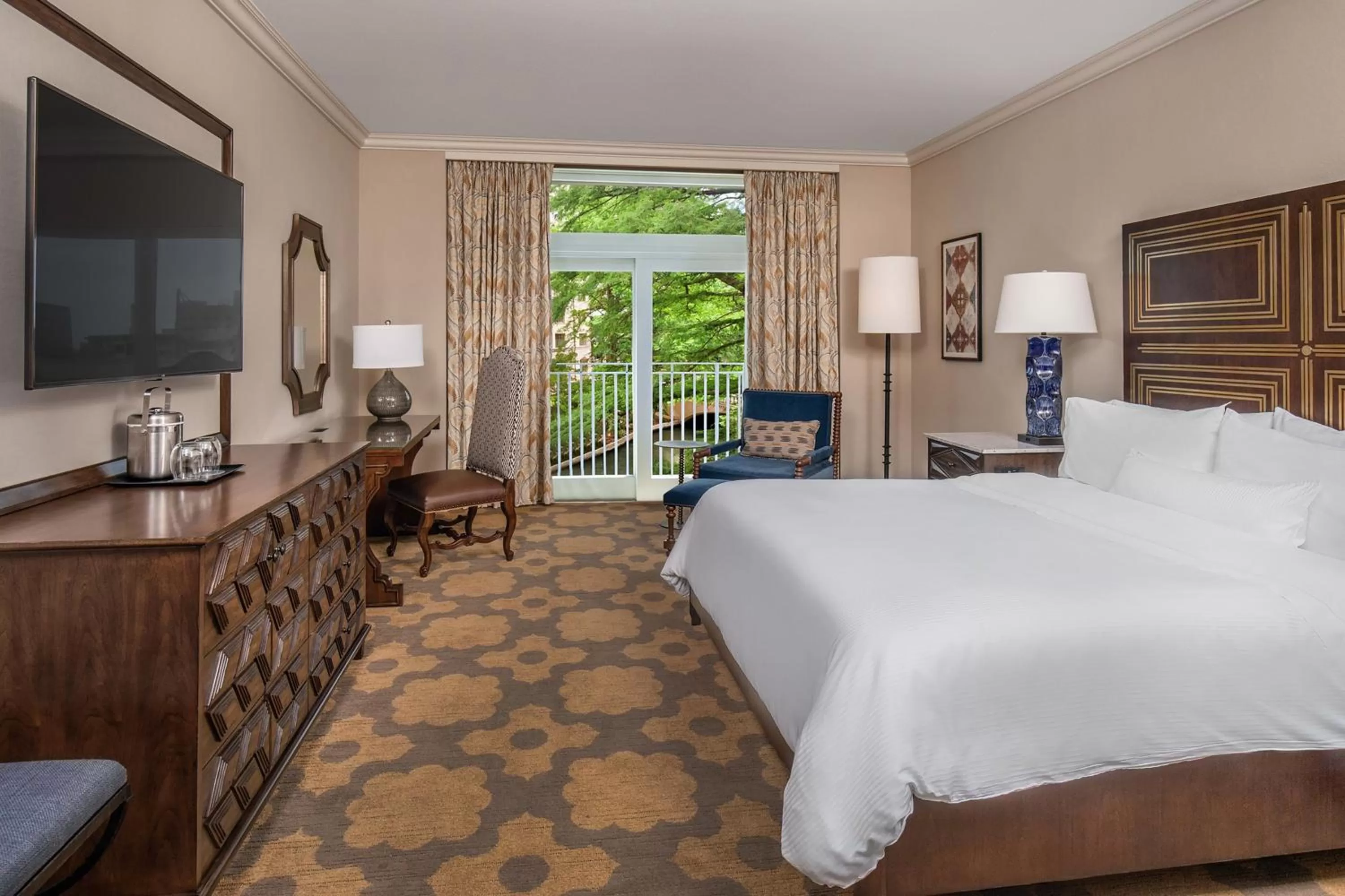 Photo of the whole room, Bed in The Westin Riverwalk, San Antonio