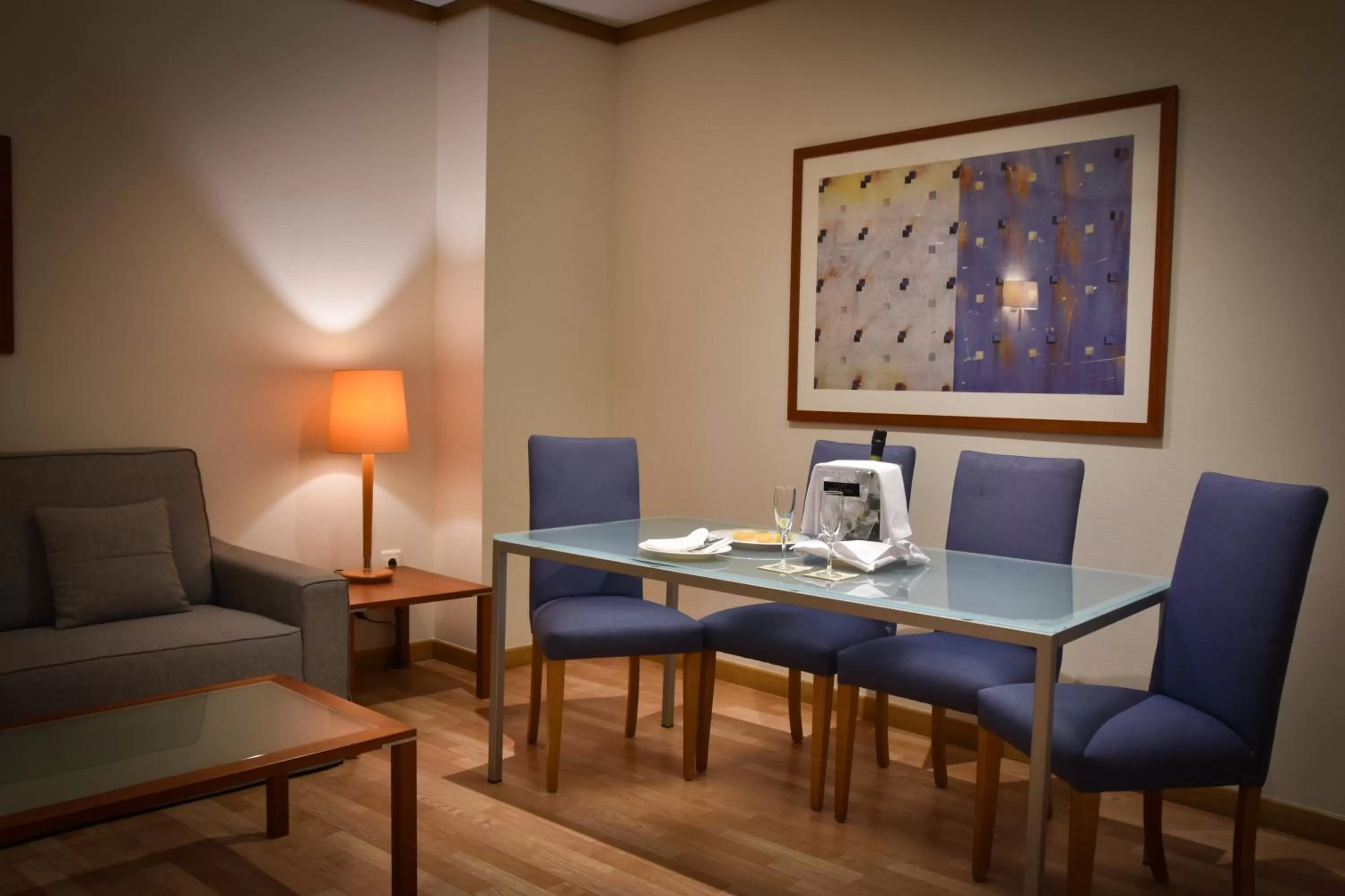 Photo of the whole room in Senator Parque Central