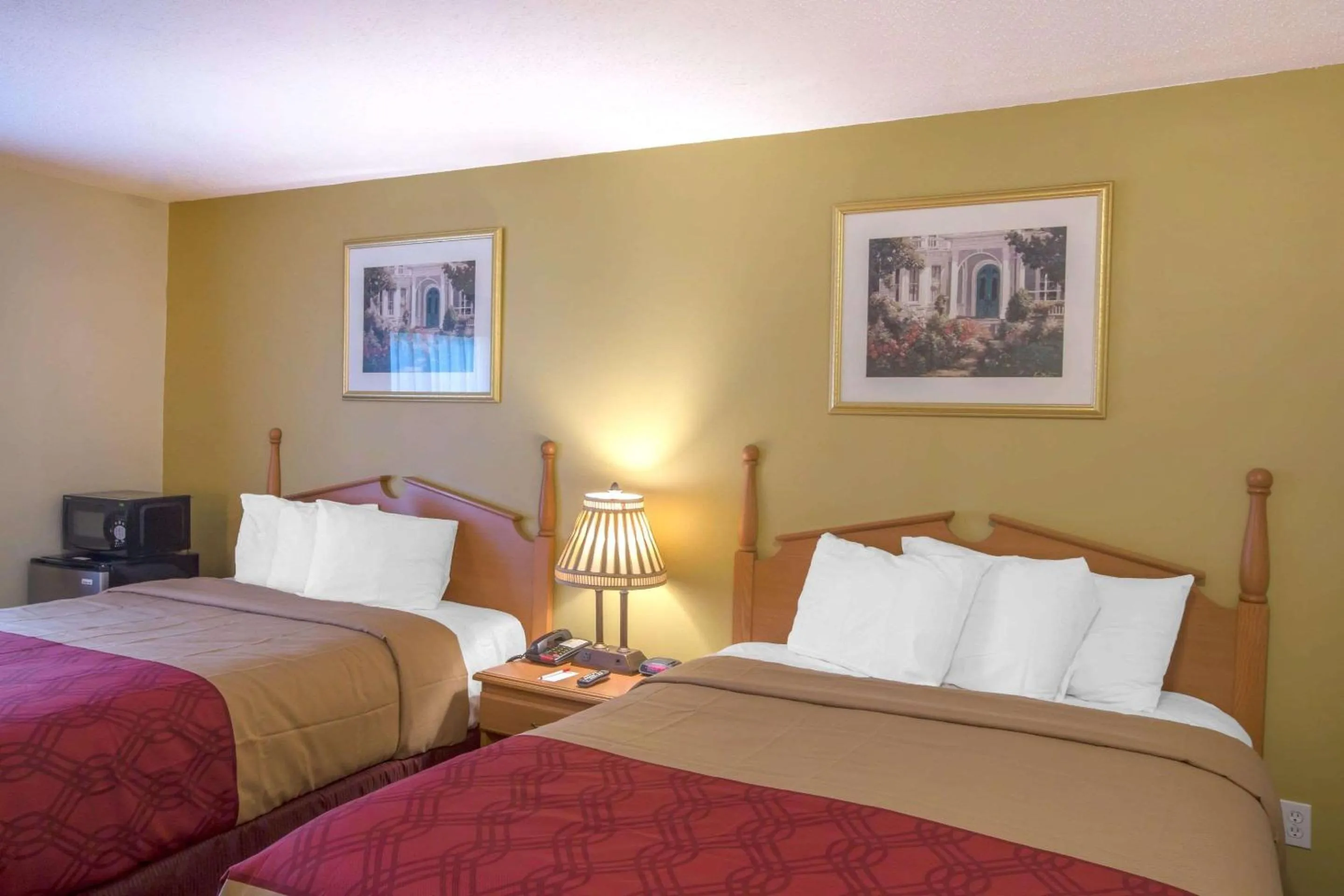 Photo of the whole room, Bed in Econo Lodge Manchester Center