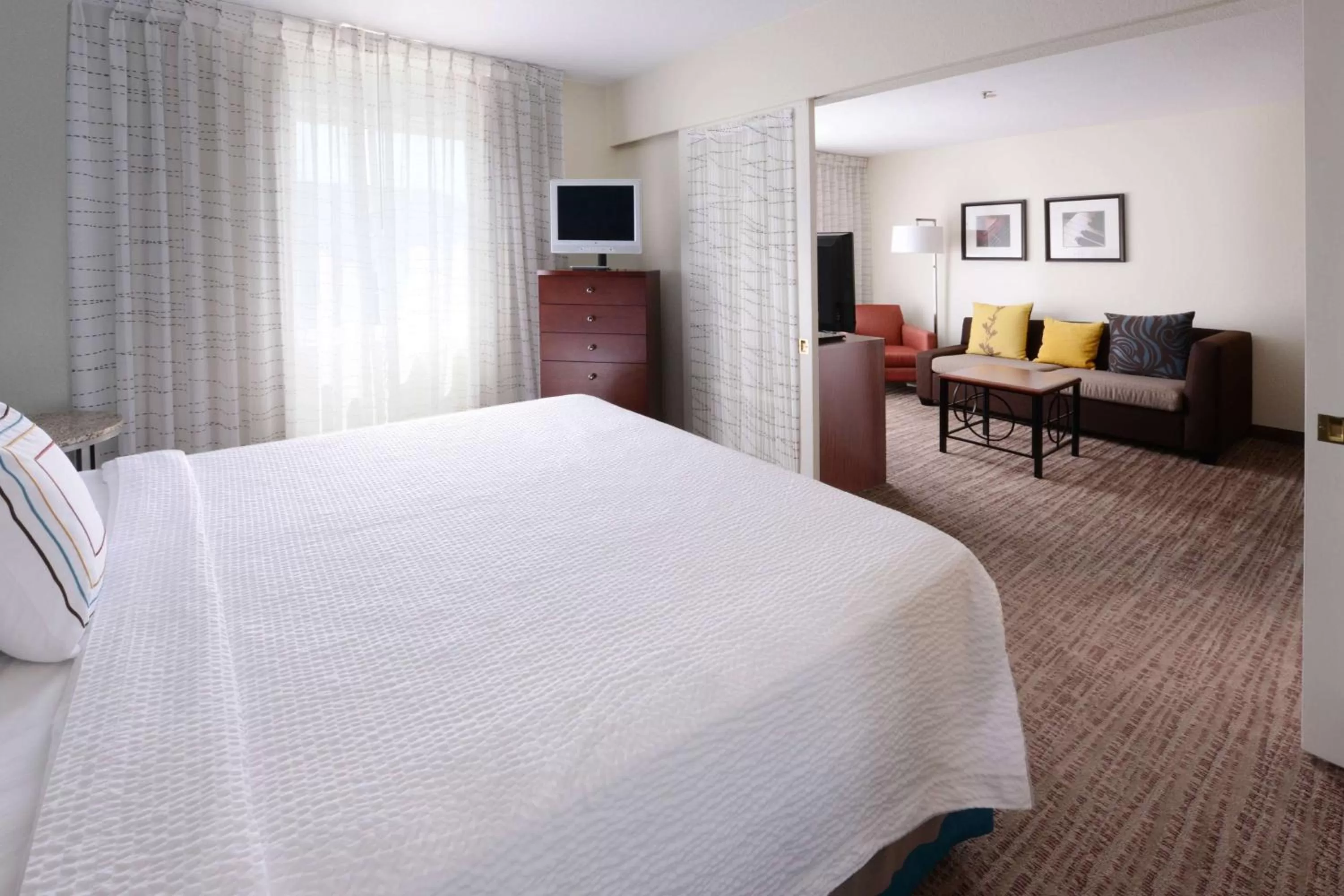 Photo of the whole room, Bed in Sonesta ES Suites Dallas Medical Market Center
