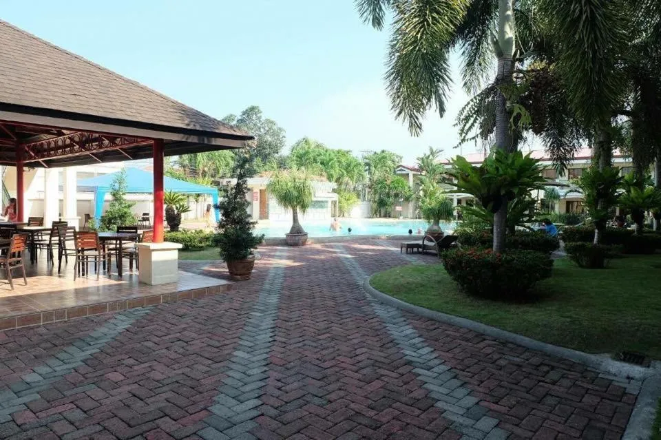 Day in Dottie's Place Hotel & Restaurant