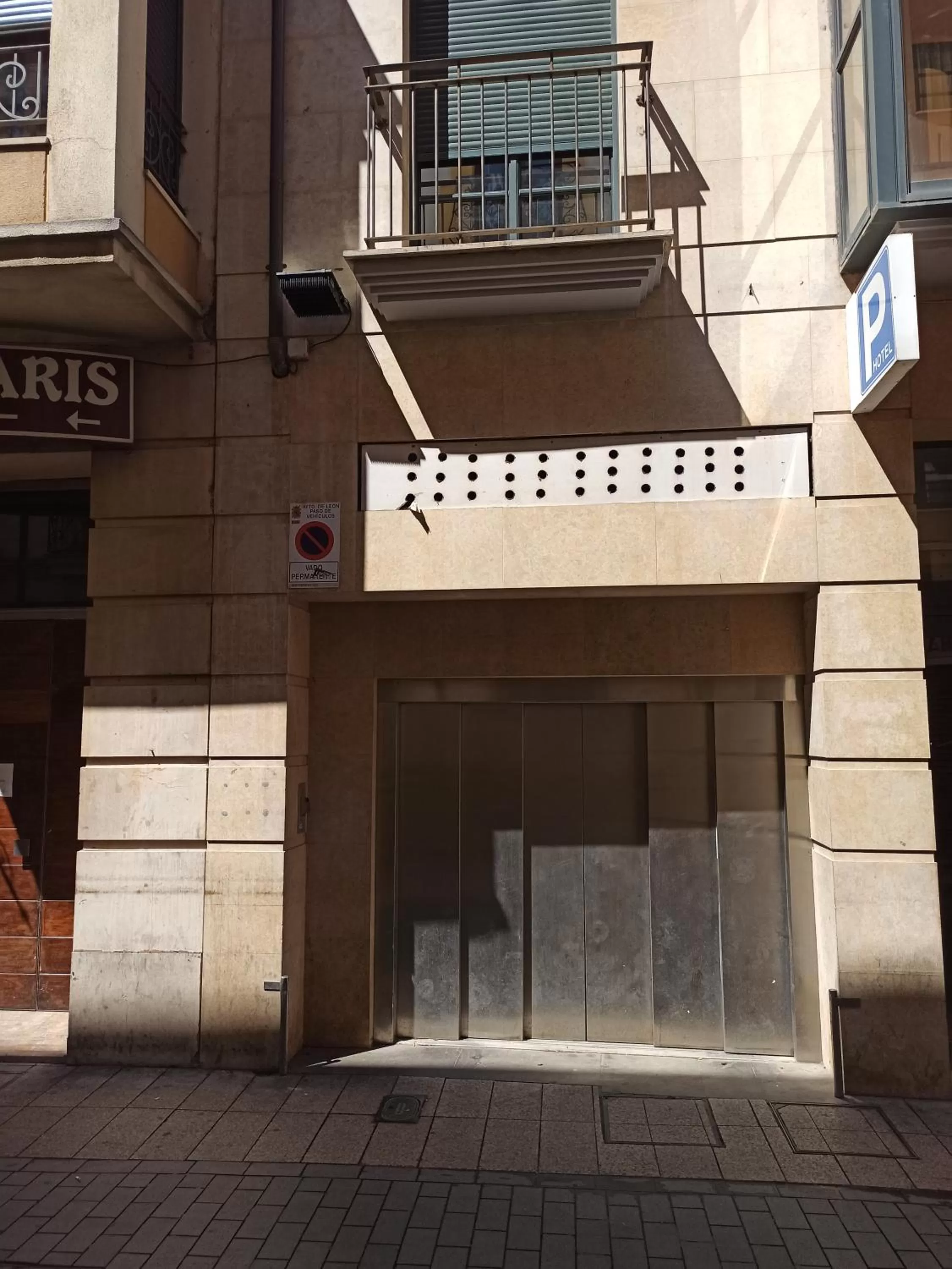 Property building in ARVA Spa París