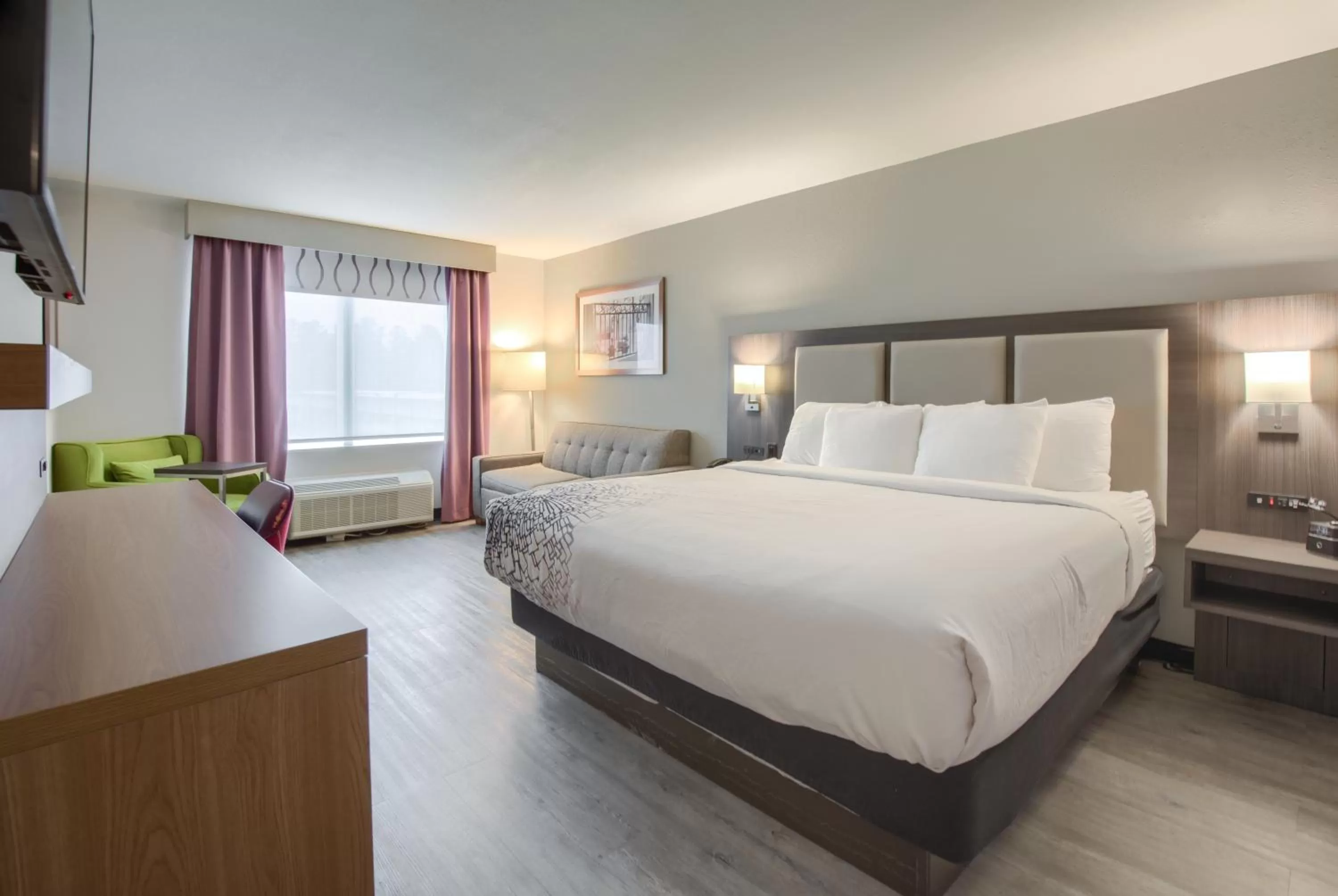 Photo of the whole room, Bed in La Quinta by Wyndham Mobile