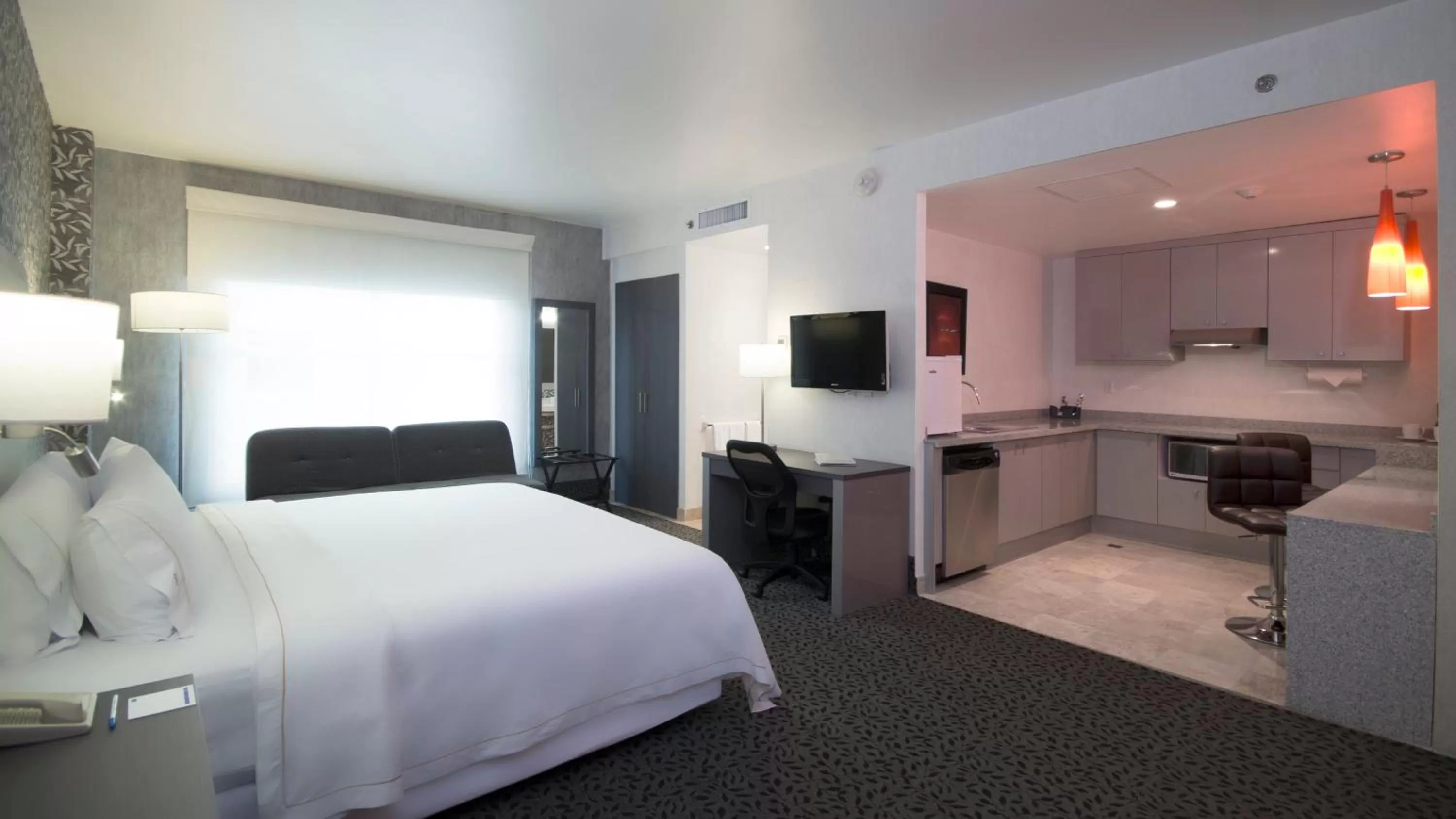 Photo of the whole room, Bed in Holiday Inn Express & Suites Queretaro by IHG