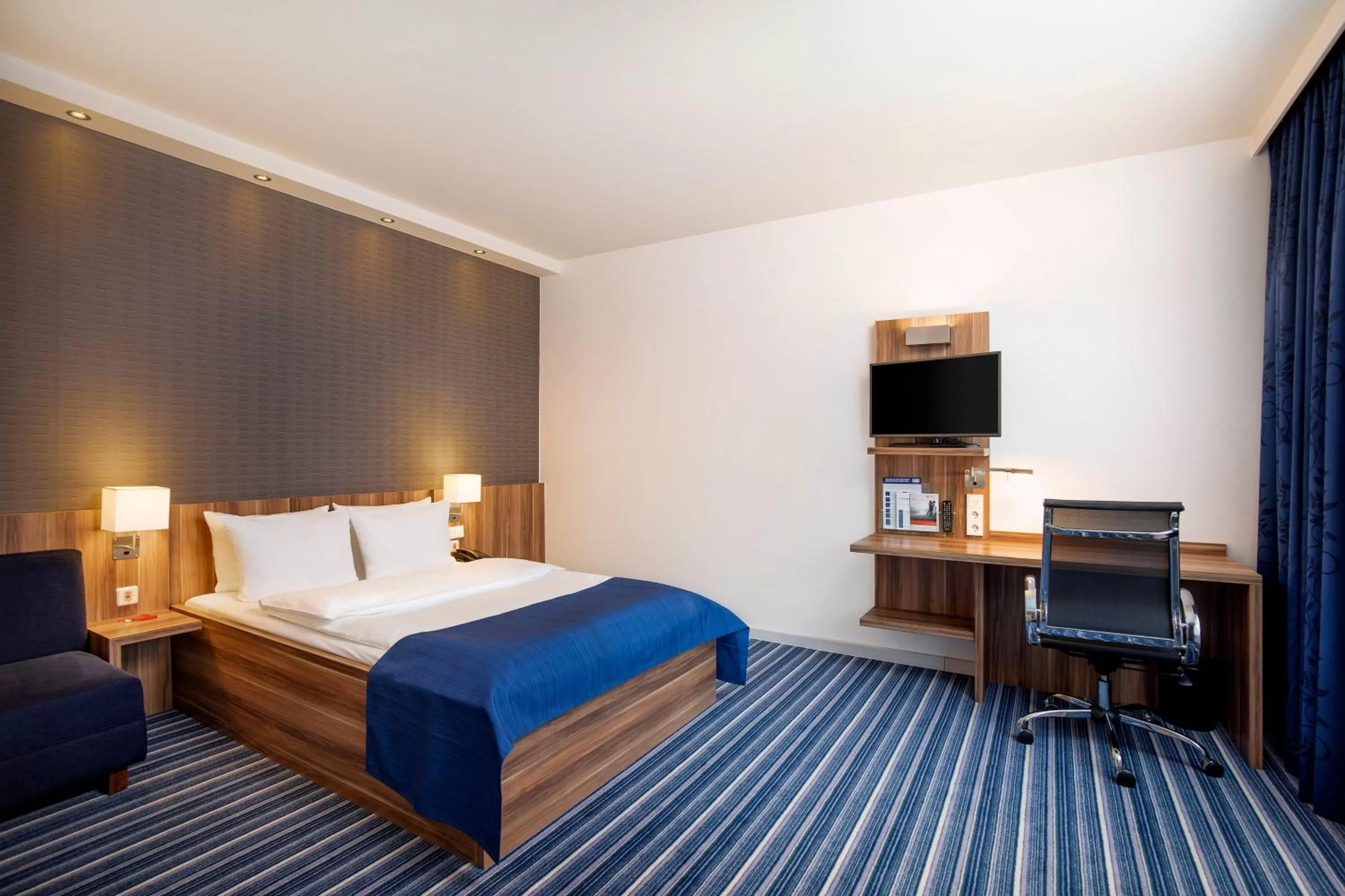 Photo of the whole room, Bed in Holiday Inn Express Bremen Airport by IHG