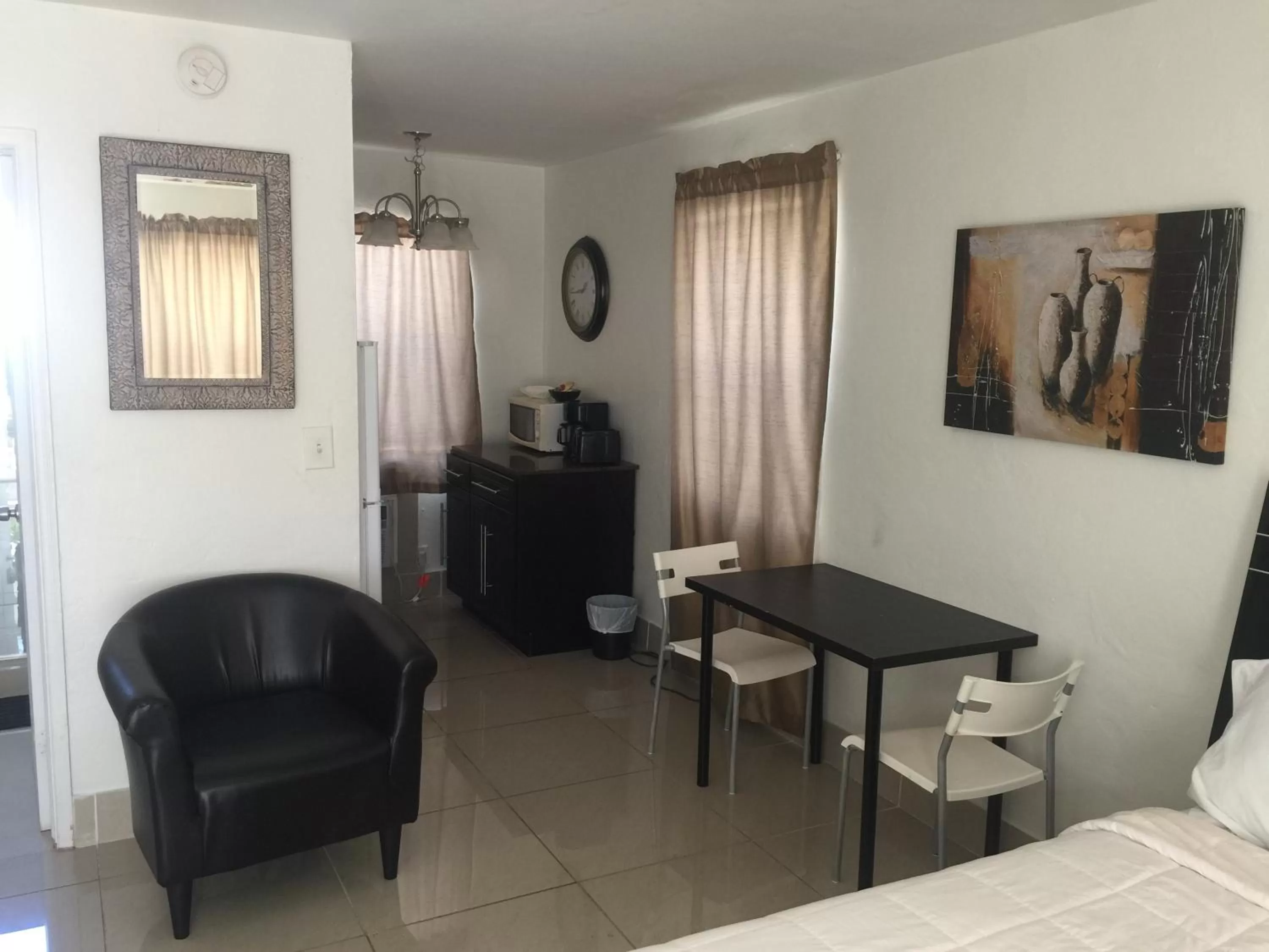 Kitchen or kitchenette, Seating Area in Pelican By The Sea