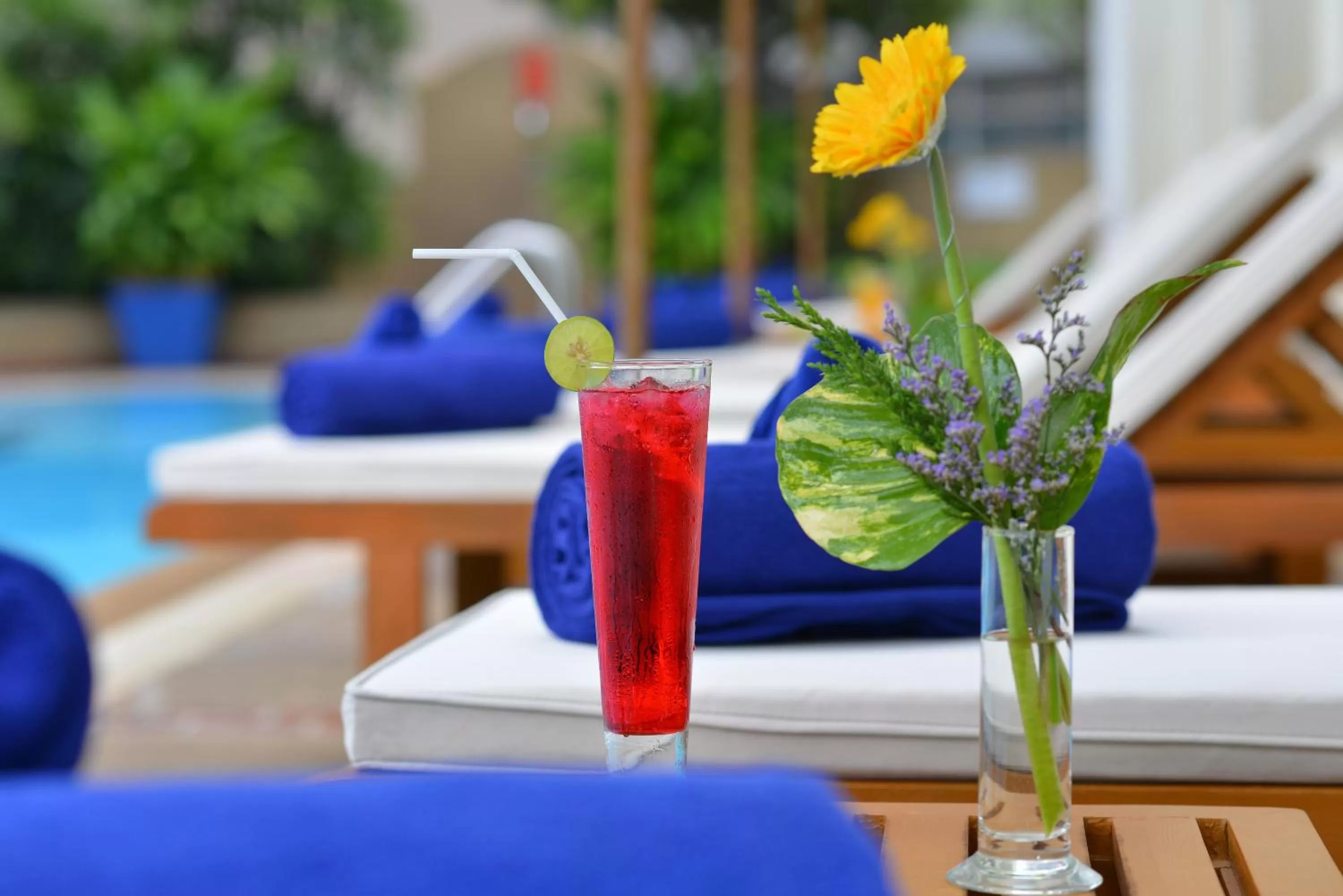 Swimming pool in Miracle Grand Convention Hotel