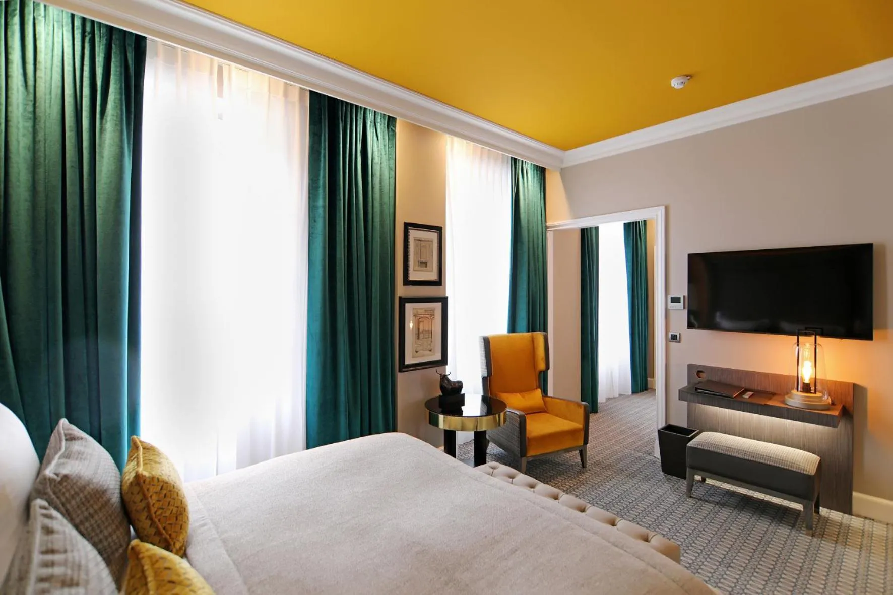 Photo of the whole room, Bed in Hôtel Alchimy