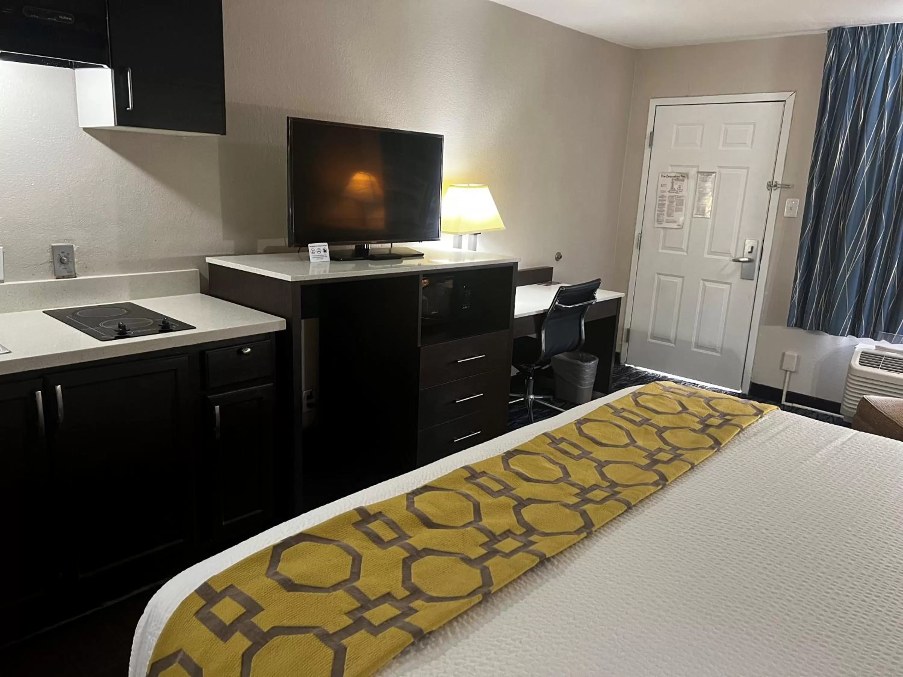 Kitchen or kitchenette, Bed in Baymont by Wyndham Port Arthur - Groves Area