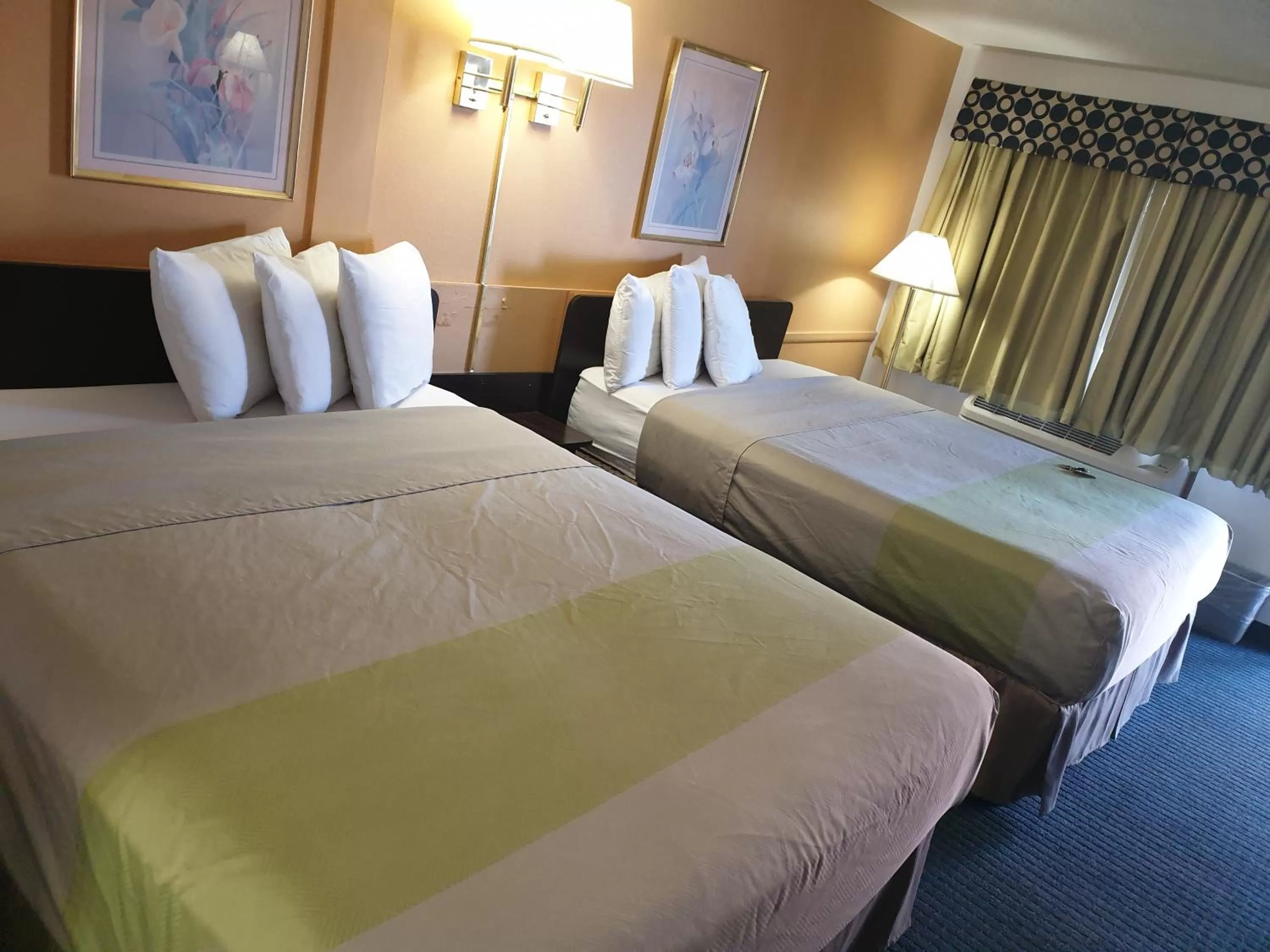 Bed in Split Mountain Motel