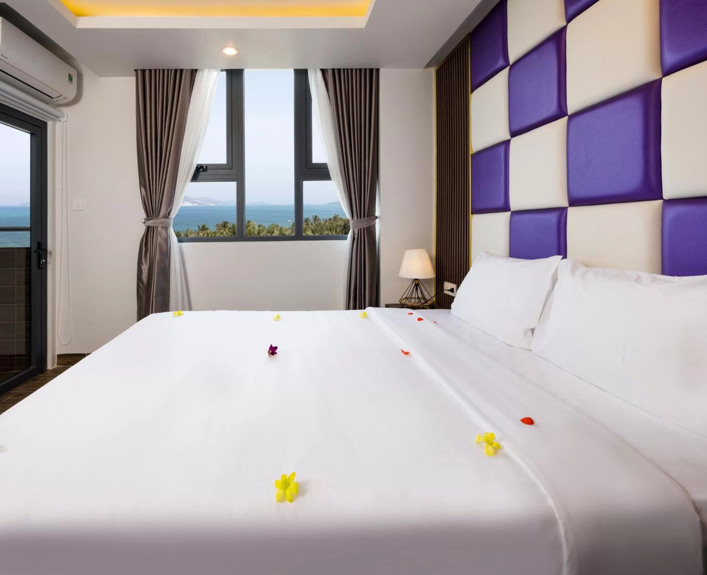 View (from property/room), Bed in Azura Gold Hotel & Apartment