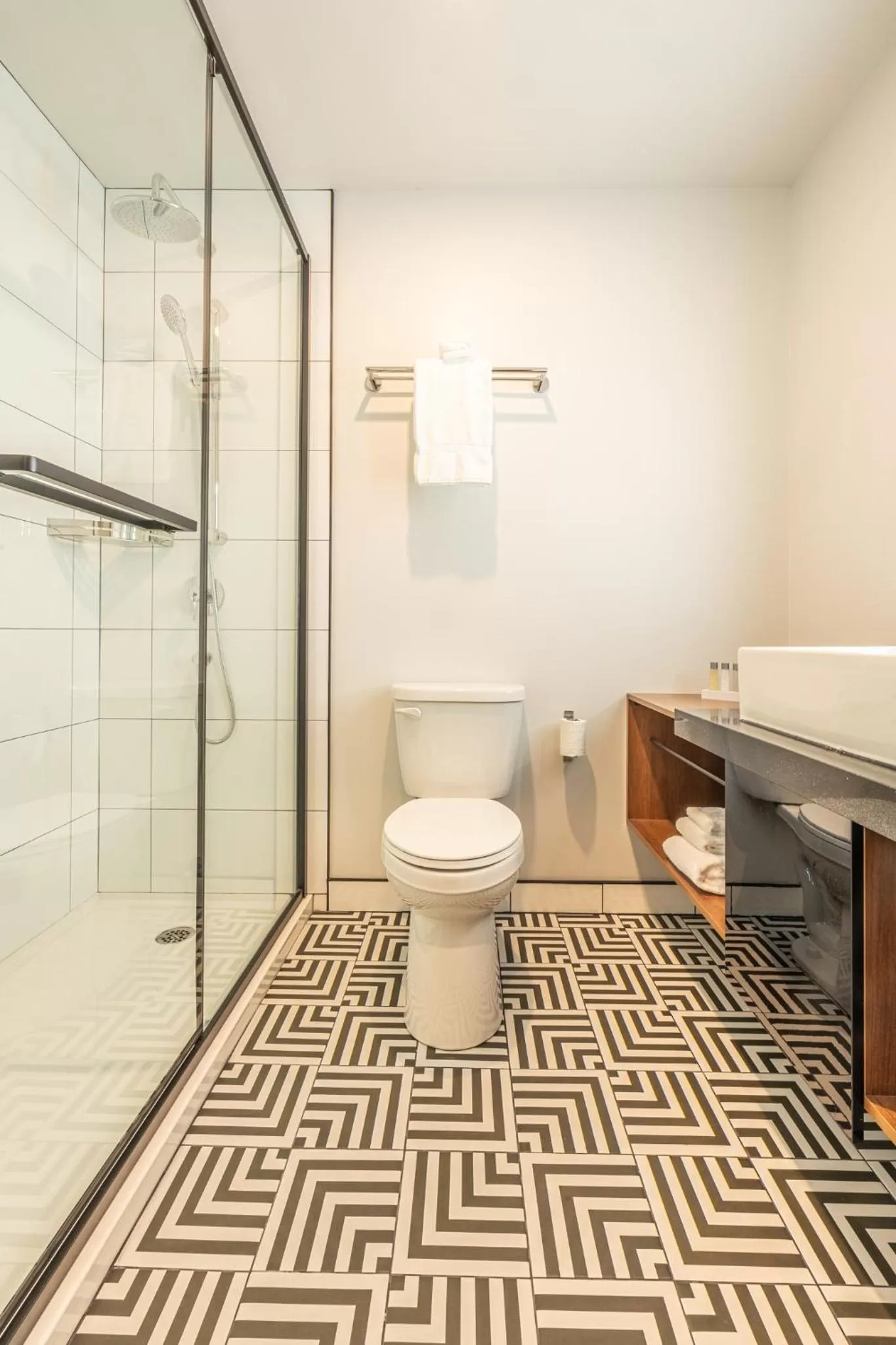 Shower in Hôtel Manoir Vieux-Québec