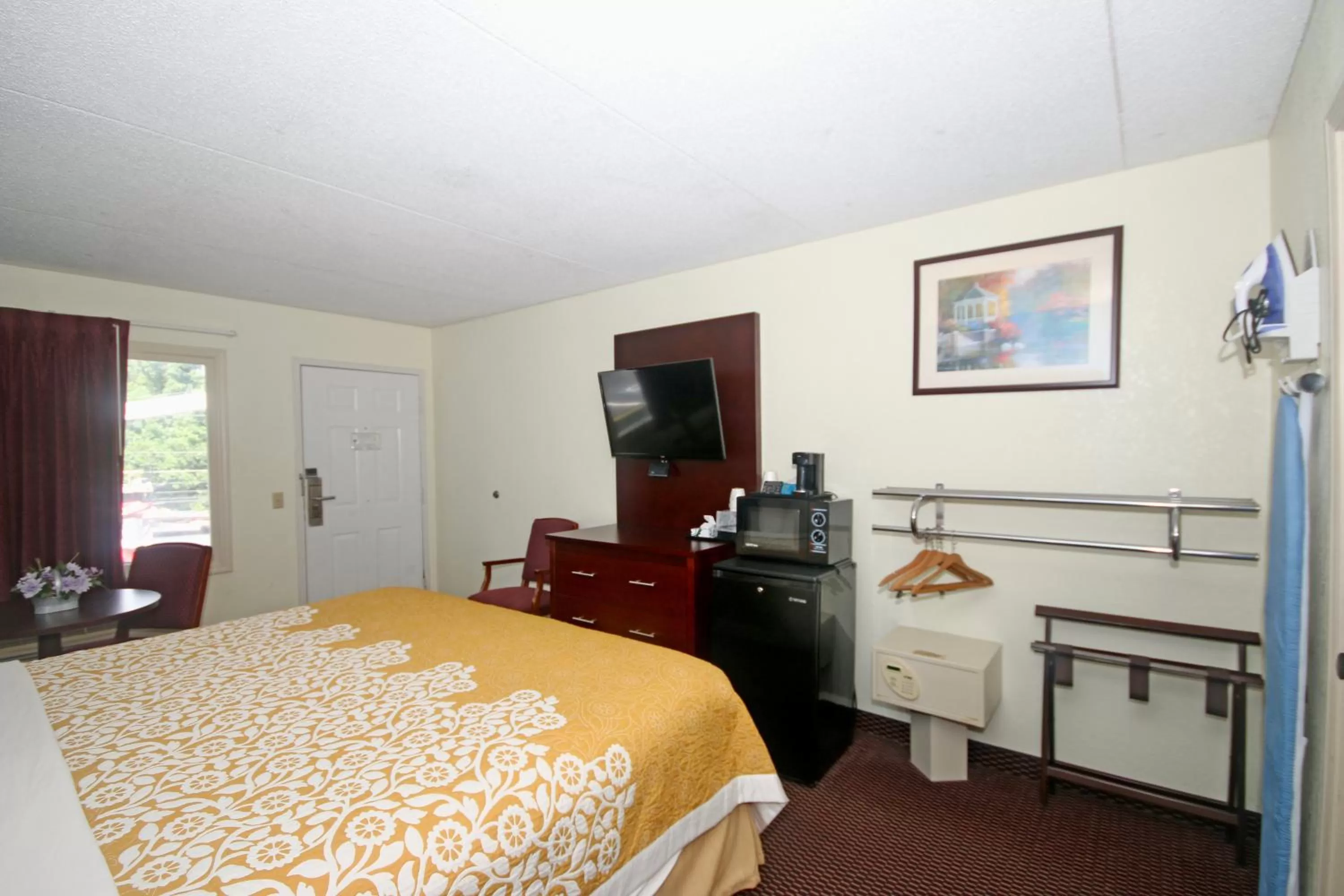 Photo of the whole room, Bed in Hamilton Inn Jonesville I-77