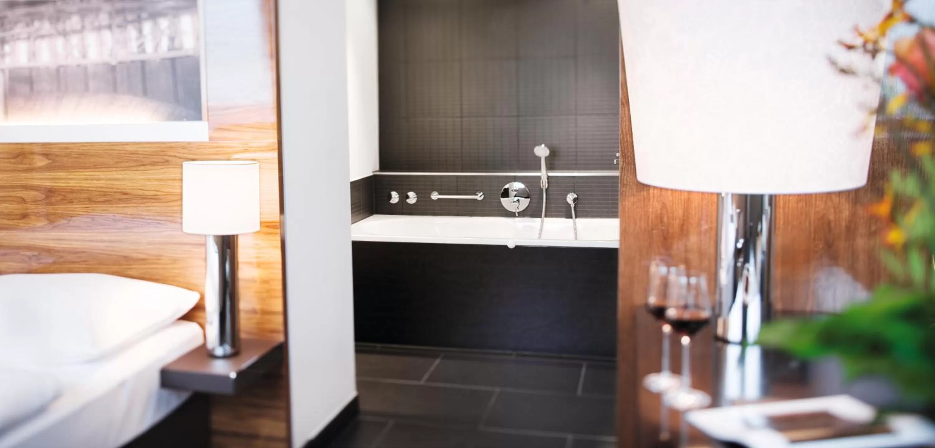 Bathroom, Bed in MÖVENPICK Hotel Hamburg City