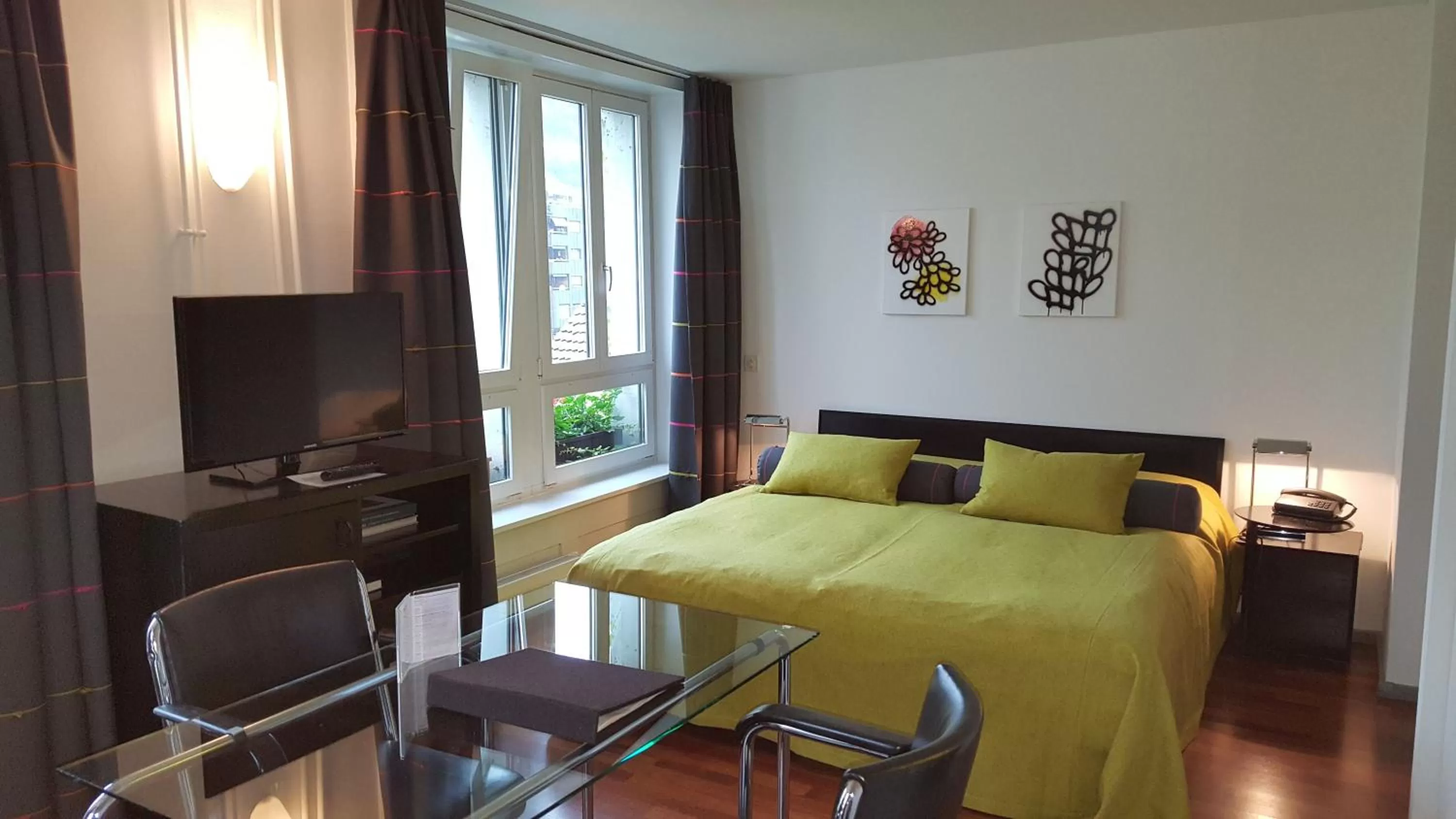 Staff, Bed in Hotel Rebstock