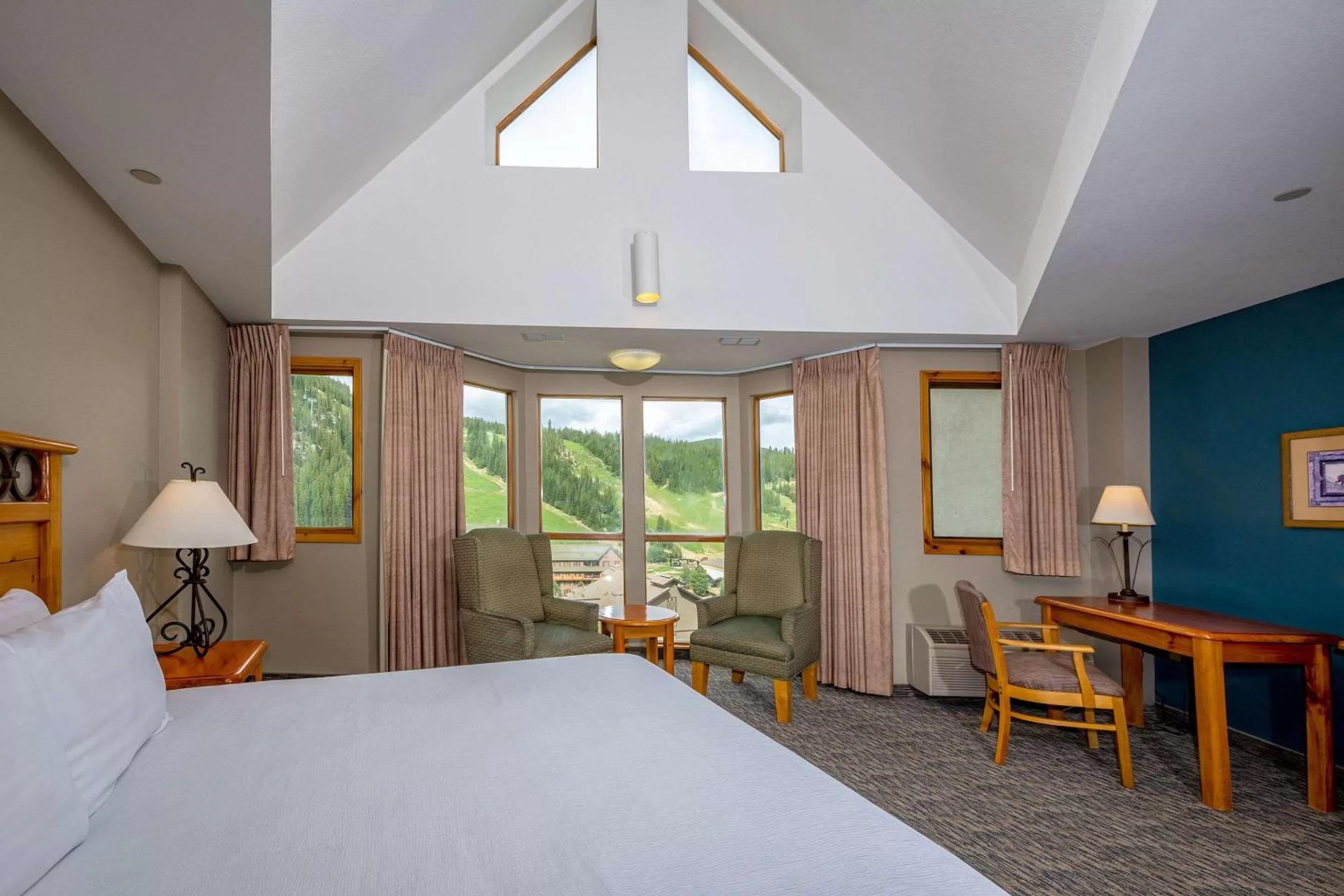 Photo of the whole room, Bed in Winter Park Mountain Lodge