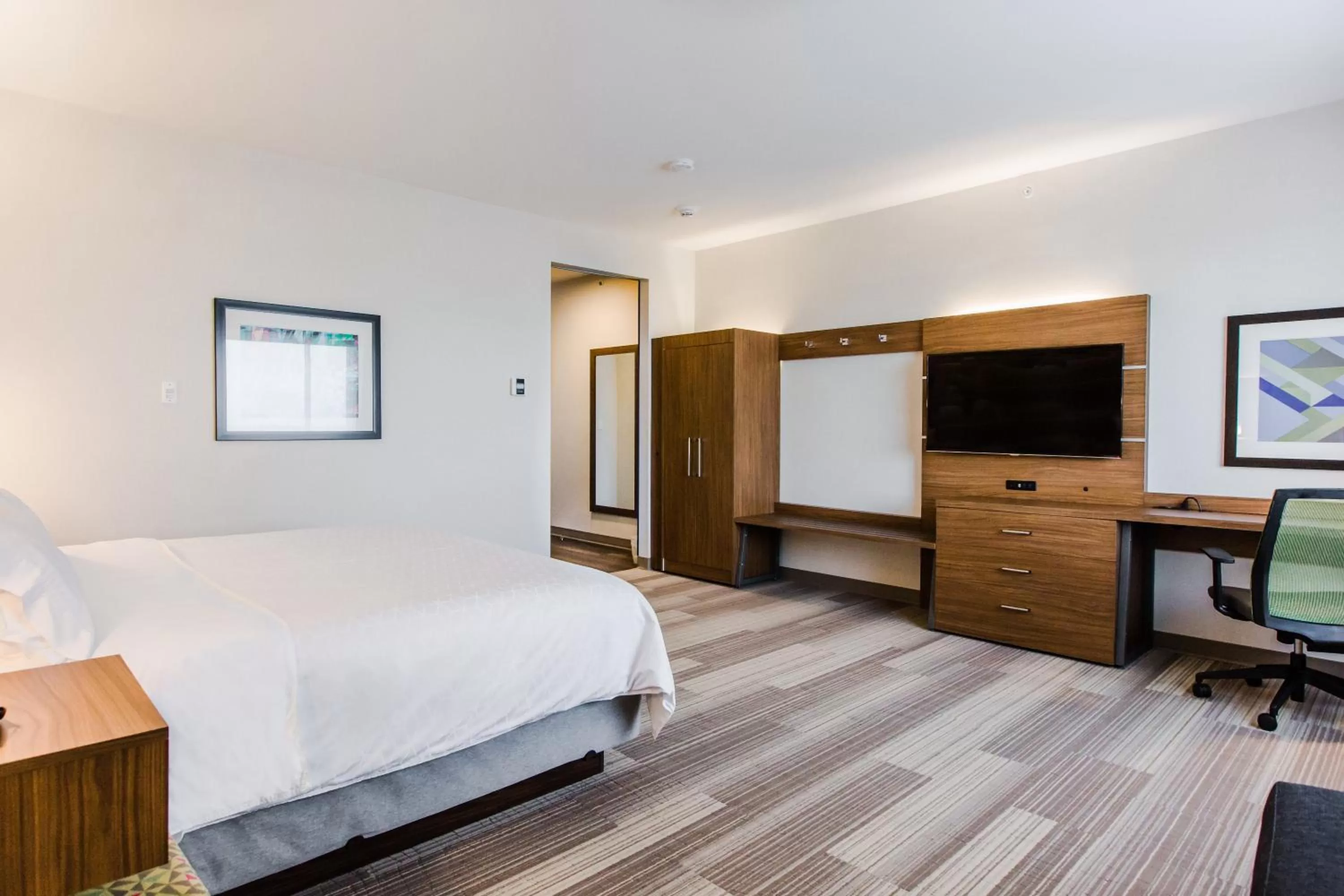 Photo of the whole room, Bed in Holiday Inn Express & Suites - West Edmonton-Mall Area by IHG
