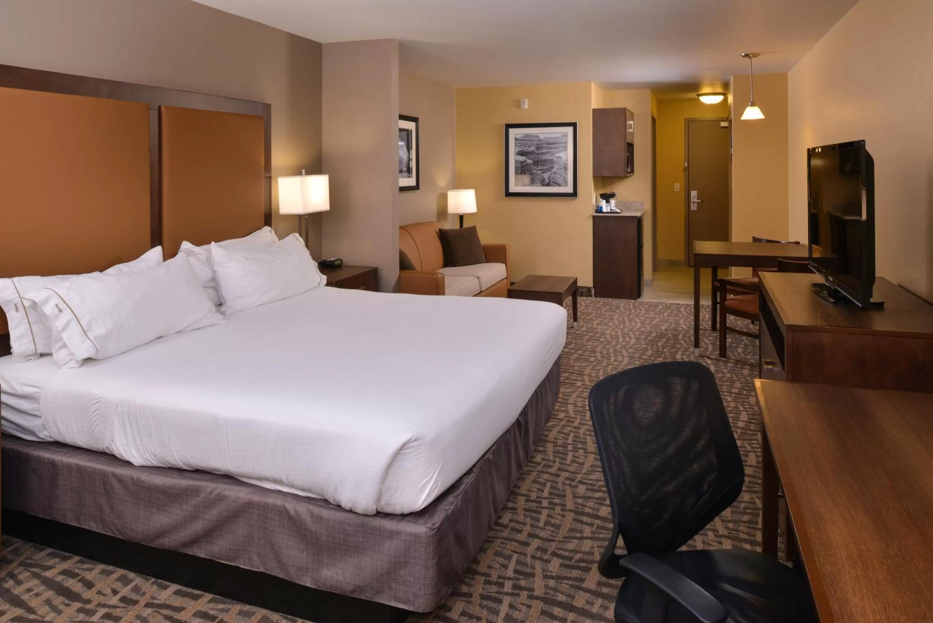Bedroom, Bed in Holiday Inn Express & Suites Page - Lake Powell Area by IHG