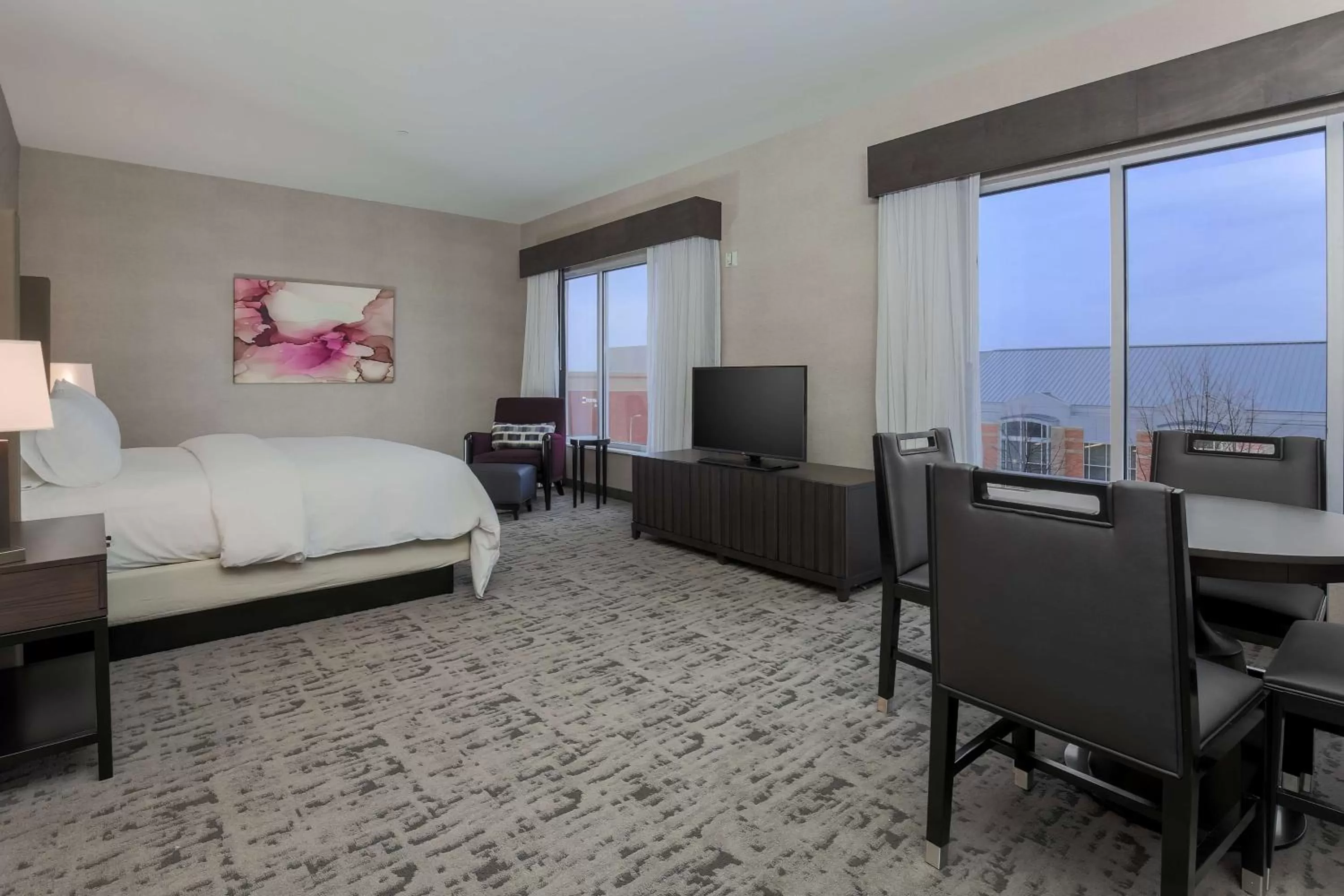 Living room, Bed in DoubleTree by Hilton Evansville