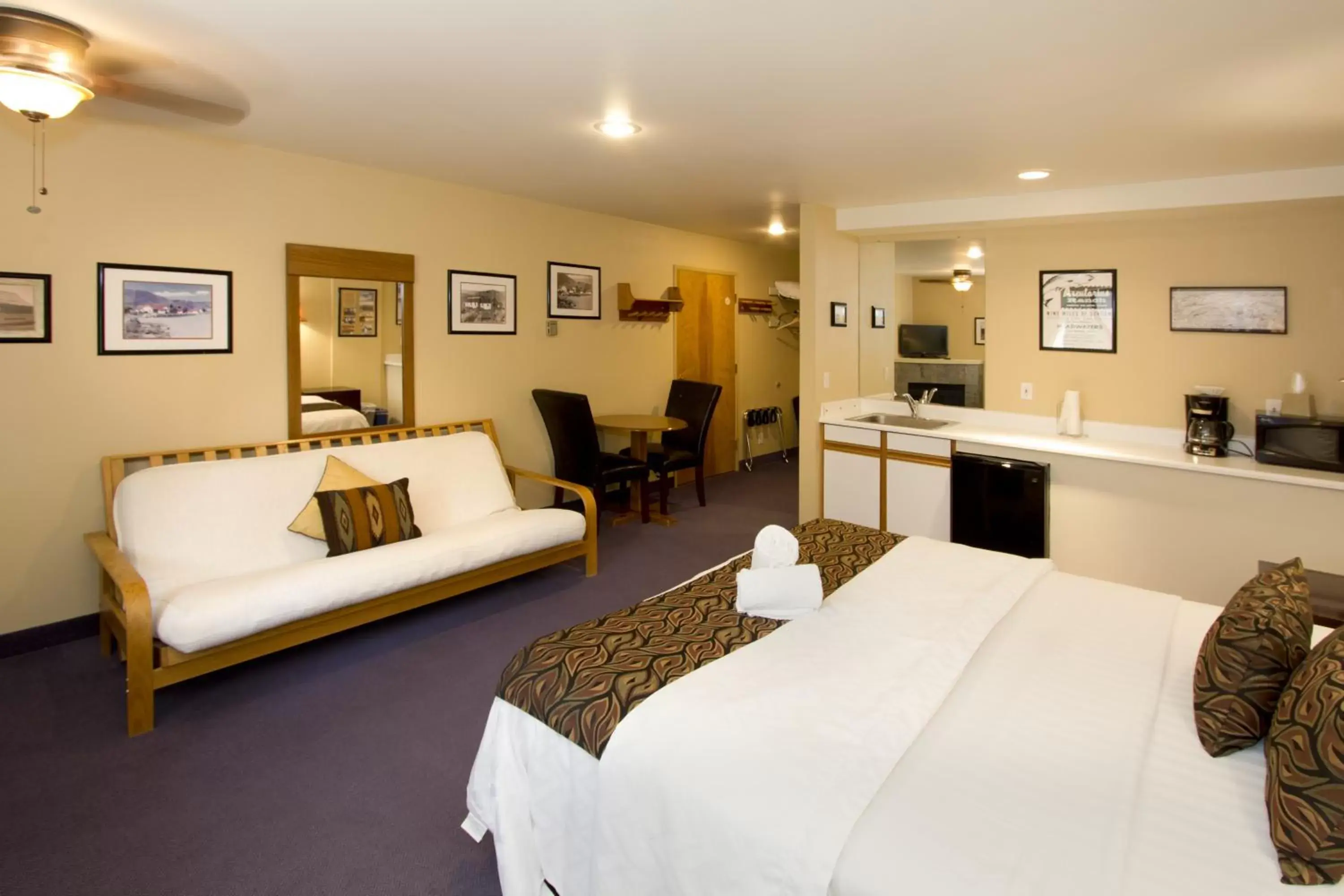 Deluxe King Room in Holiday Haus Deluxe King Room in Holiday Haus