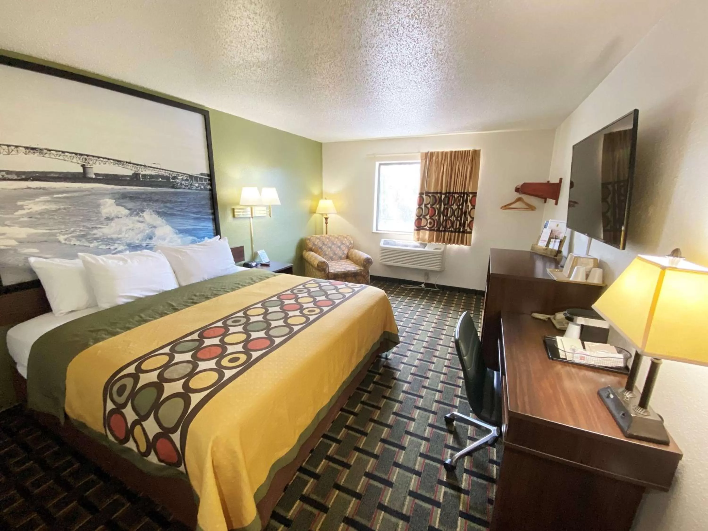 Photo of the whole room, Bed in Super 8 by Wyndham Newport News/Jefferson Ave.
