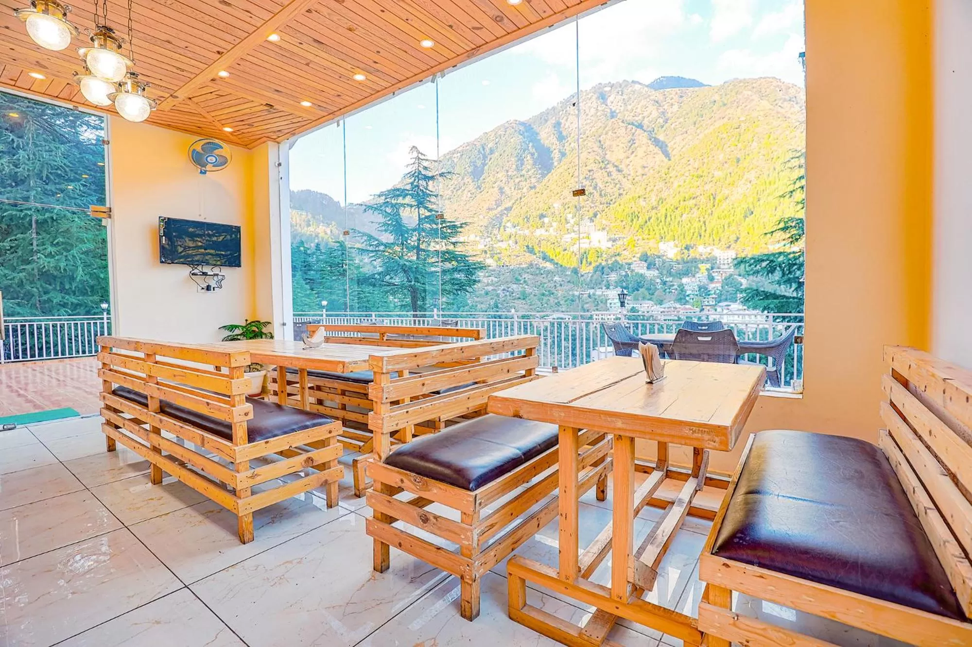 Restaurant/Places to Eat in FabHotel Green Origins