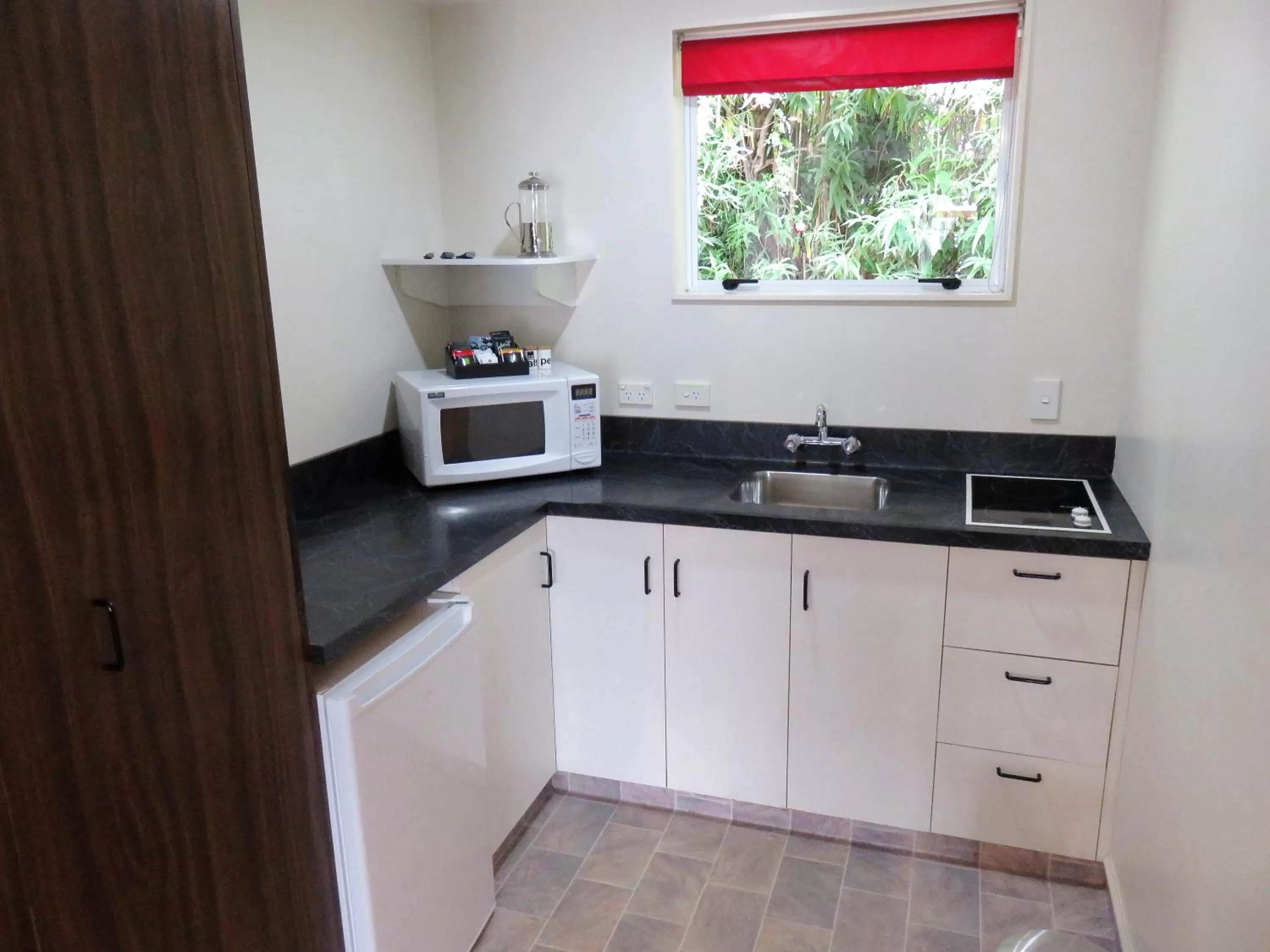 Kitchen or kitchenette in Admirals Motor Lodge