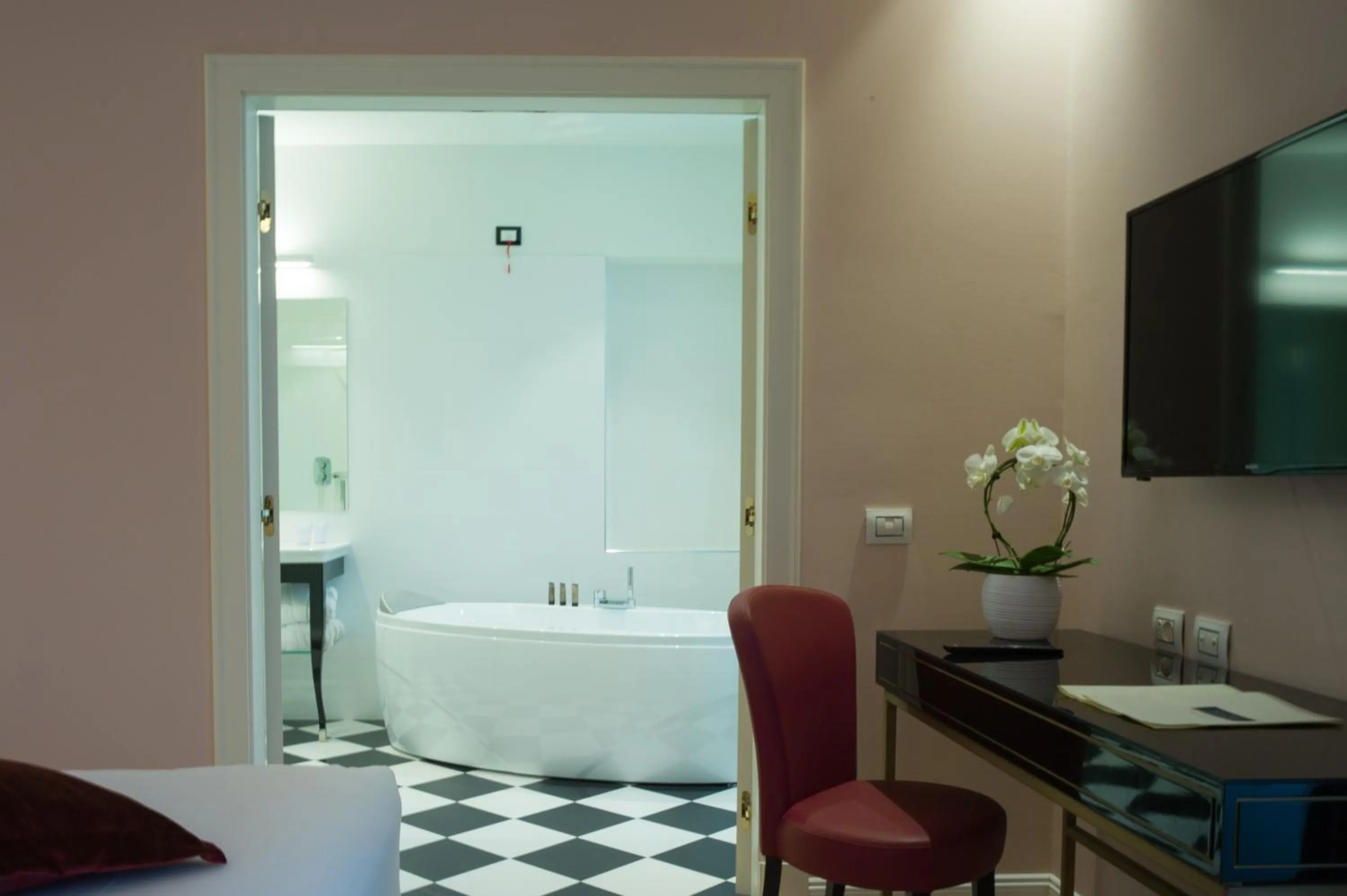 Bathroom, Bed in Turin Palace Hotel