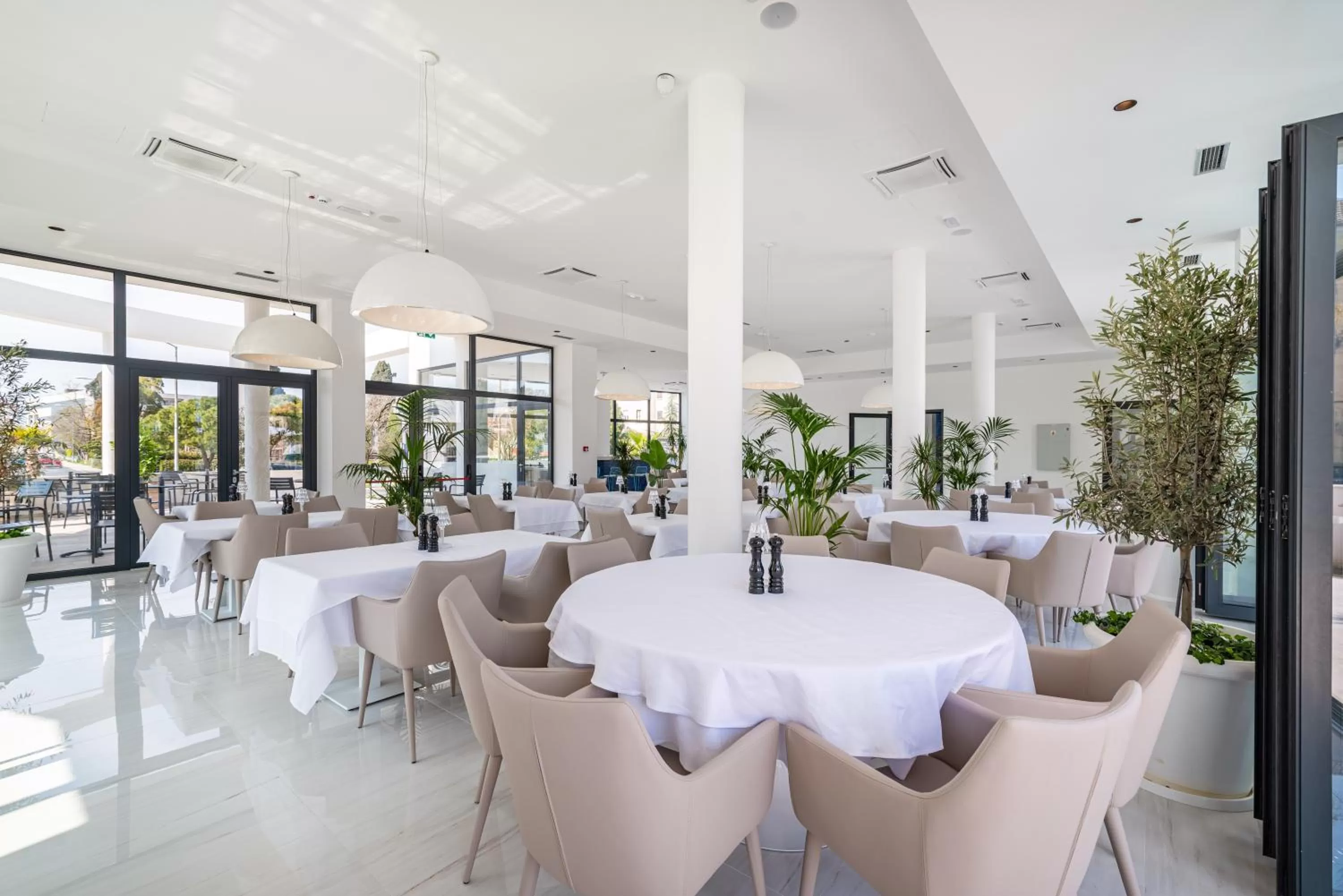 Restaurant/places to eat in Miramare Hotel