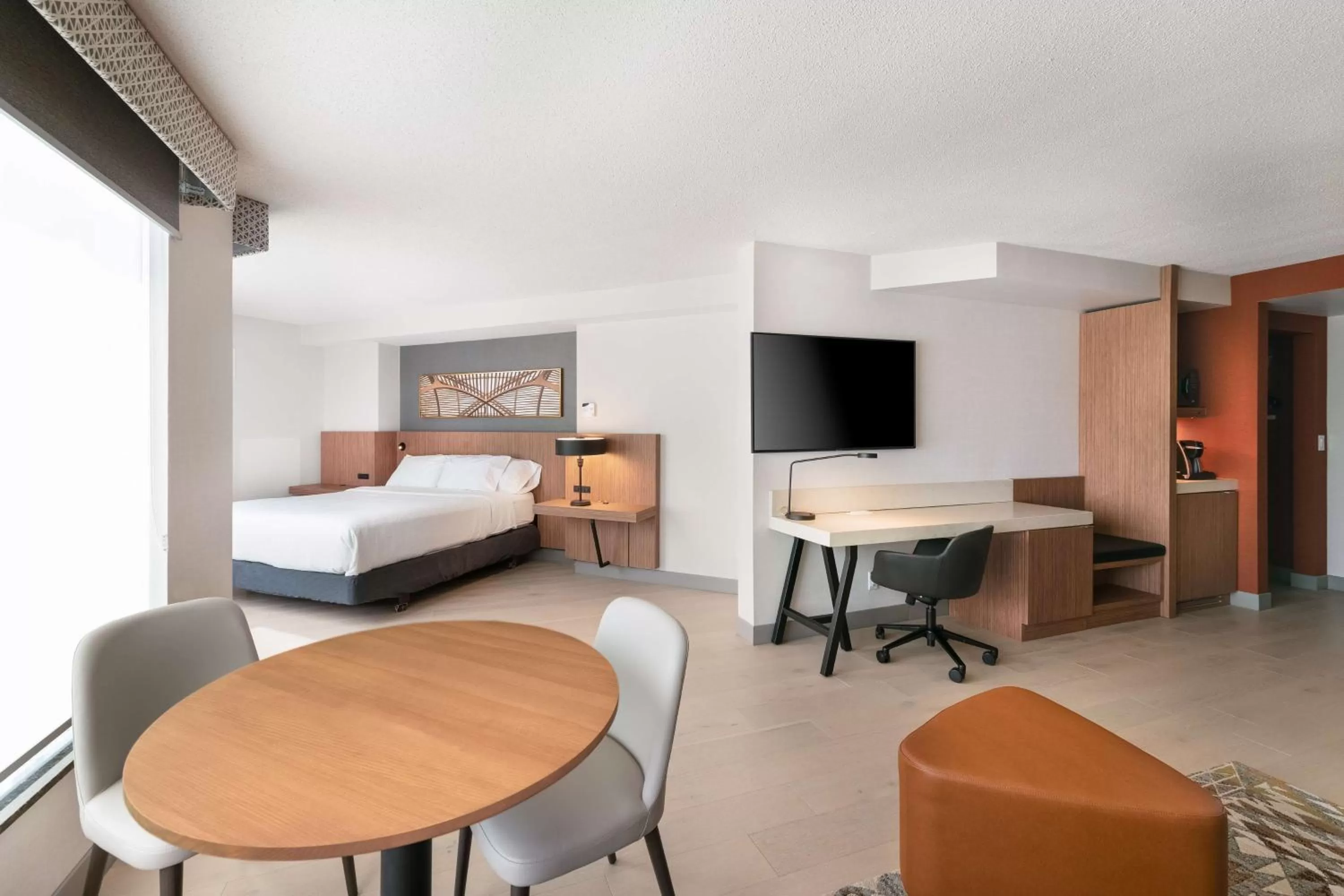 Living room, Bed in Hilton Garden Inn Toronto Airport