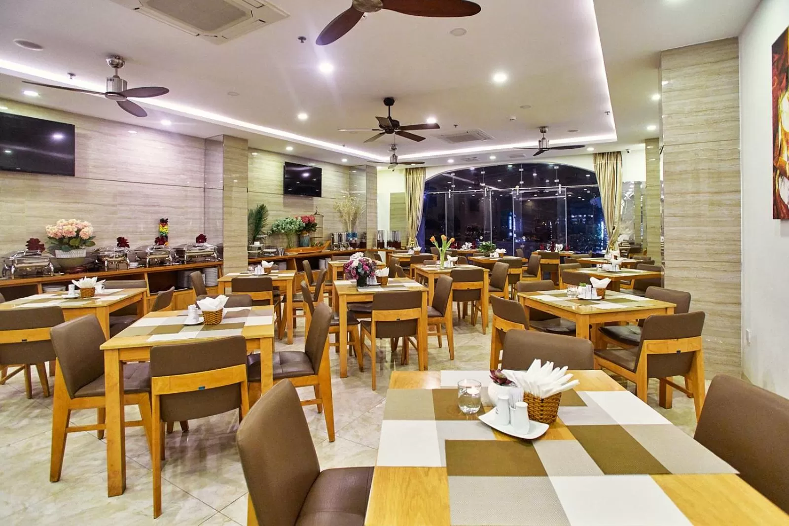 Restaurant/places to eat in Boss Hotel