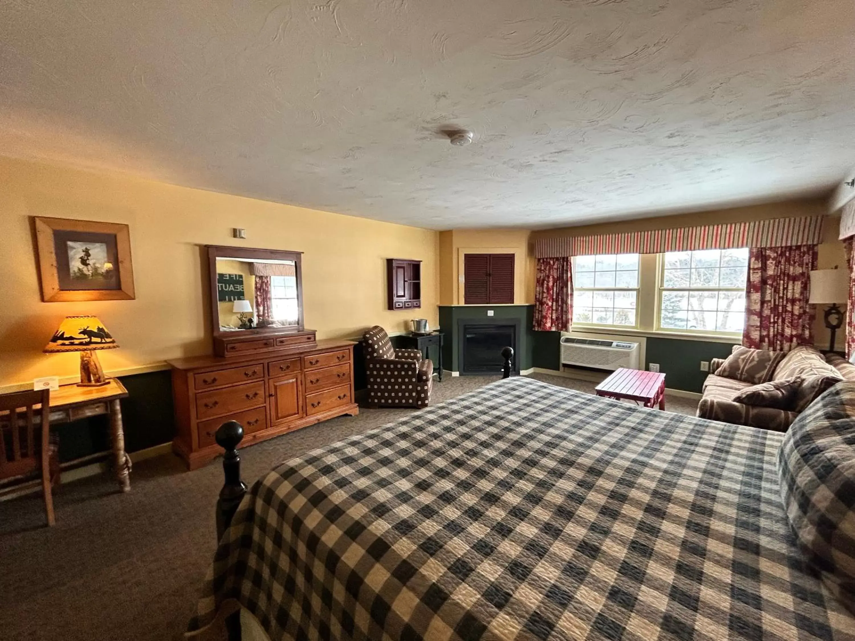 Deluxe King Room in The Common Man Inn & Lodge, Plymouth Deluxe King Room in The Common Man Inn & Lodge, Plymouth