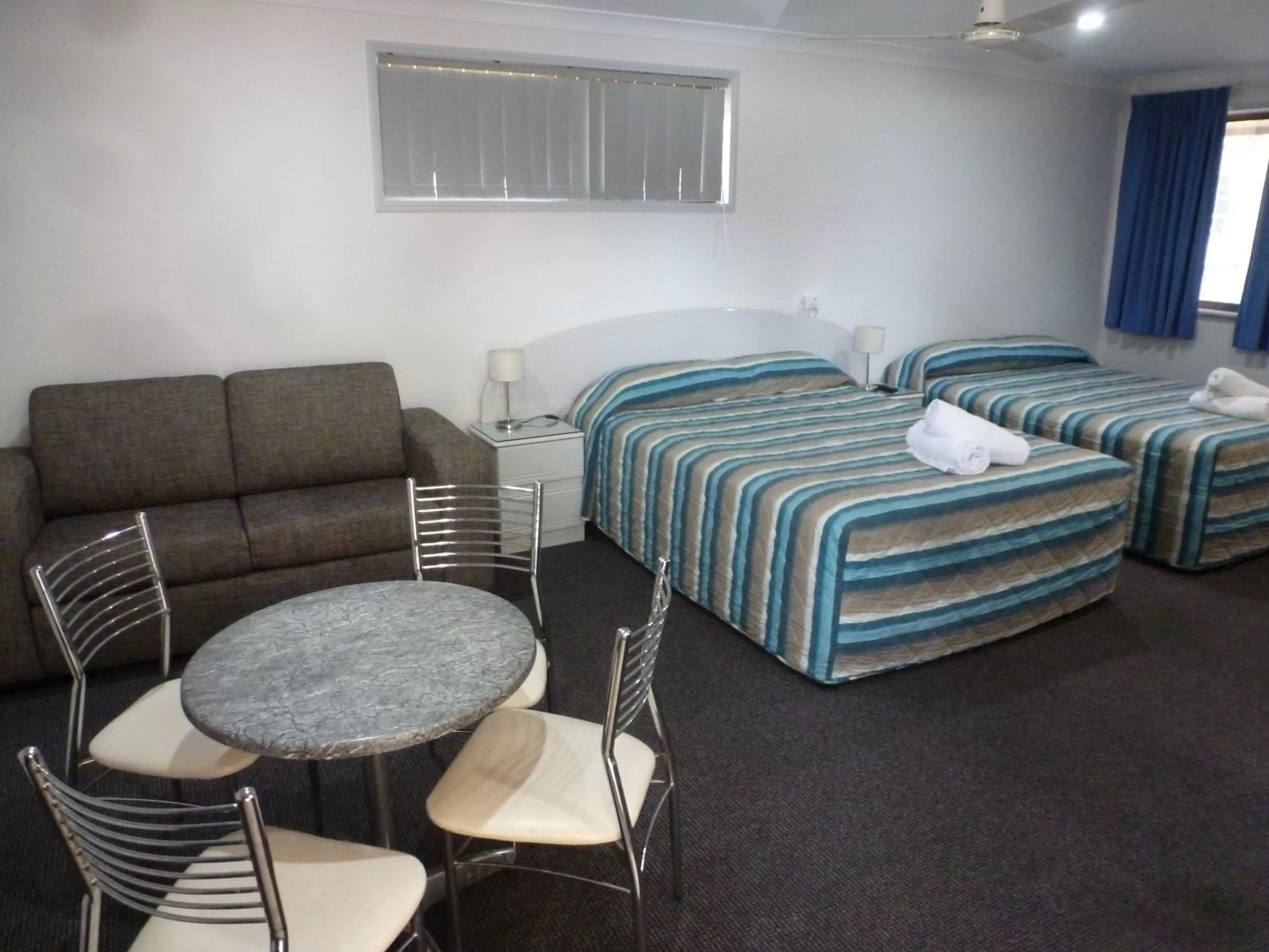 Bed in Aspley Carsel Motor Inn