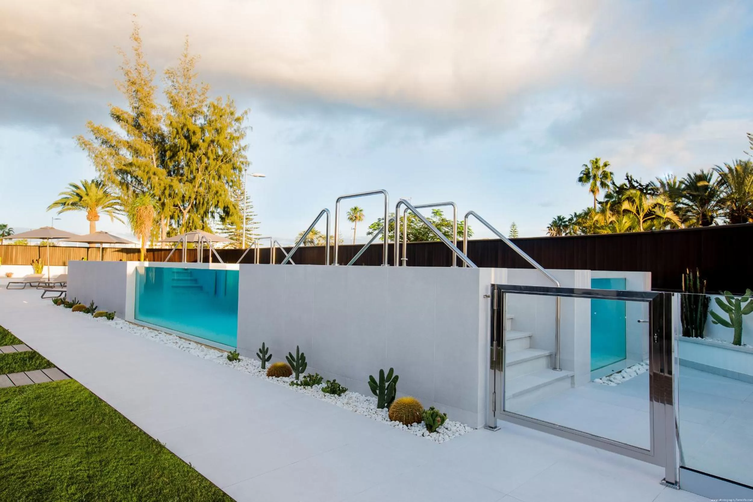 Day, Swimming Pool in Fahana - Gay Men Only