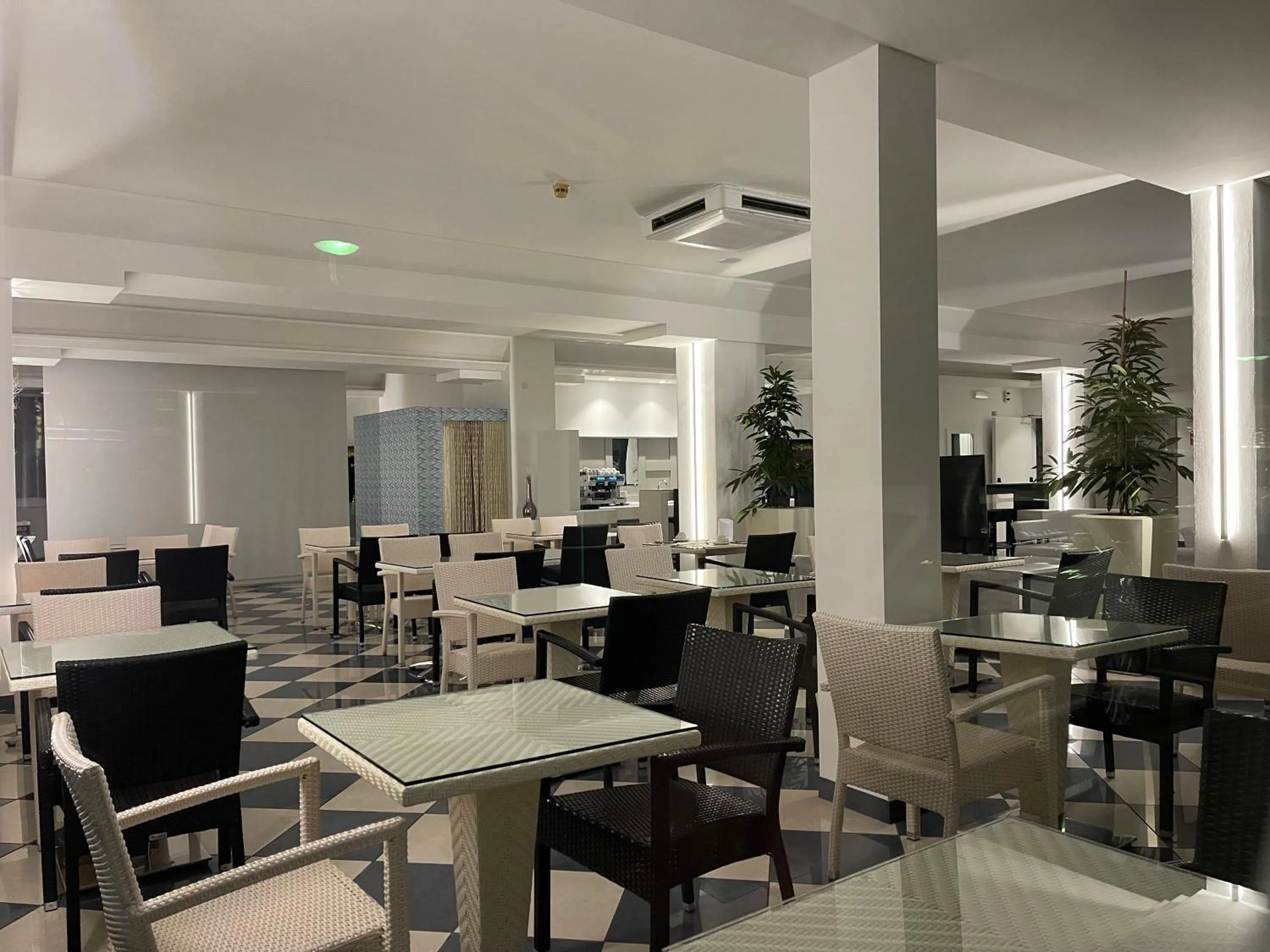 Restaurant/places to eat in Hotel Athena