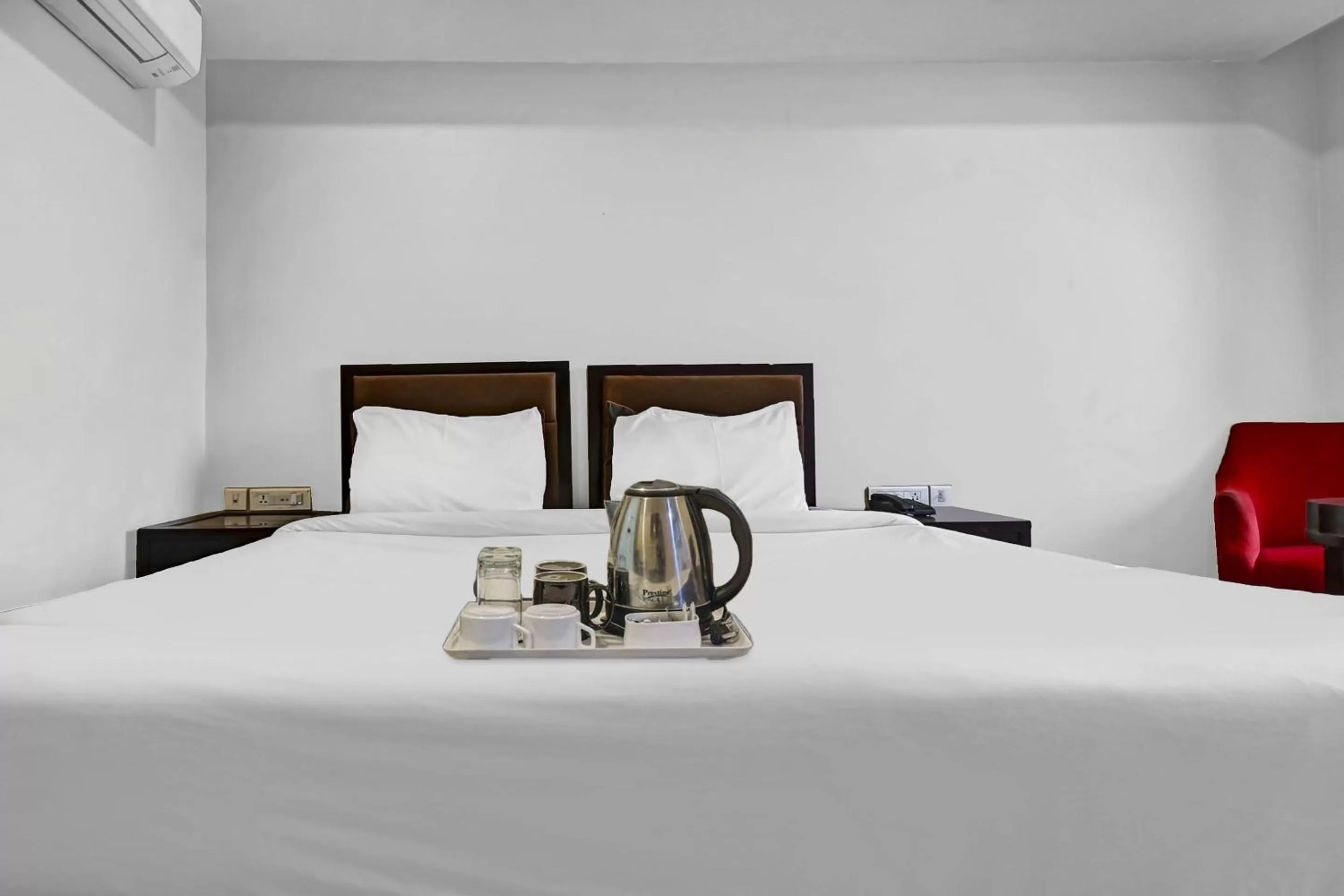 Bedroom, Bed in Super OYO Townhouse 132 Hotel The Grand