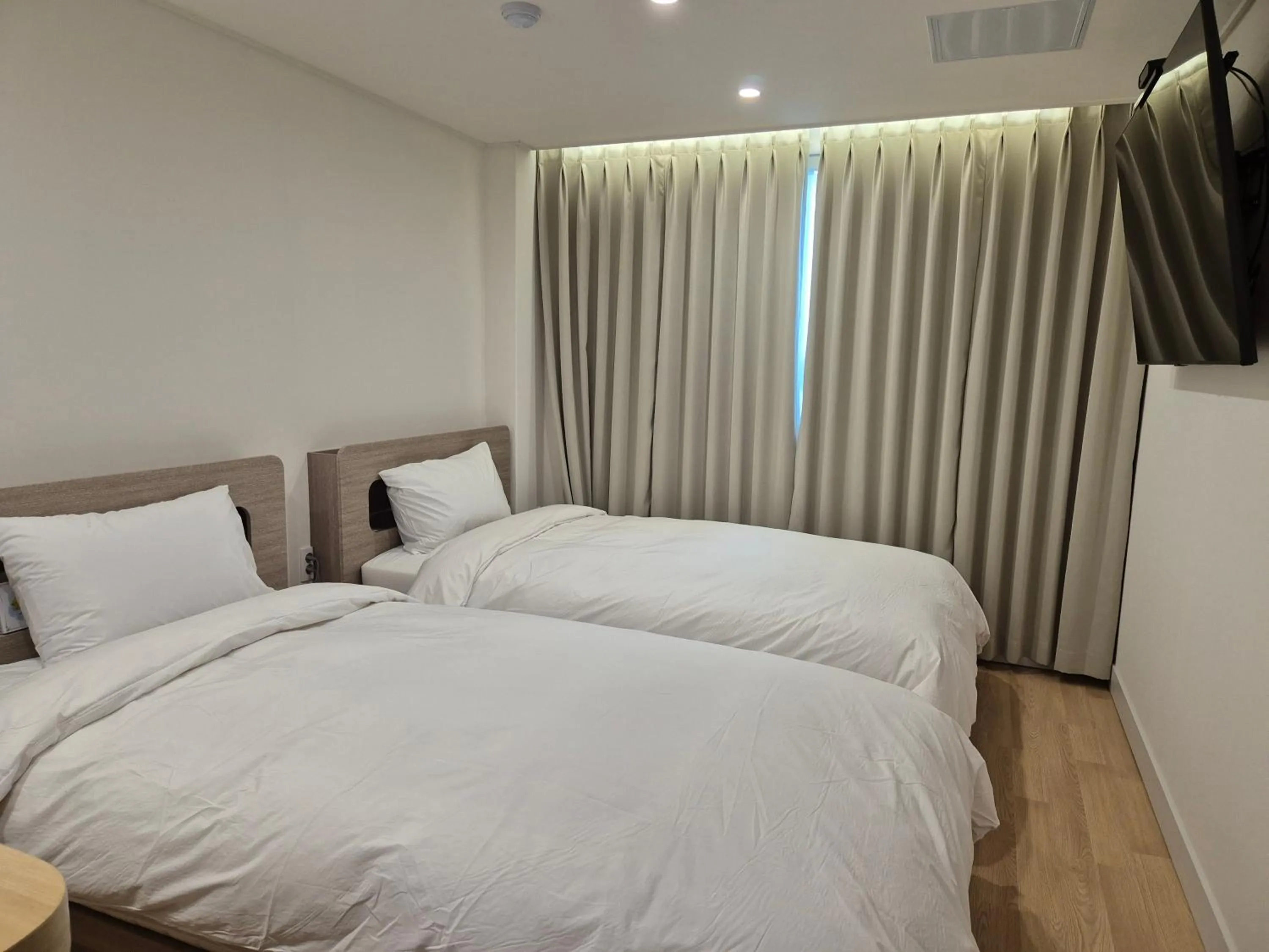 Property building, Bed in Gwang Jang Hotel