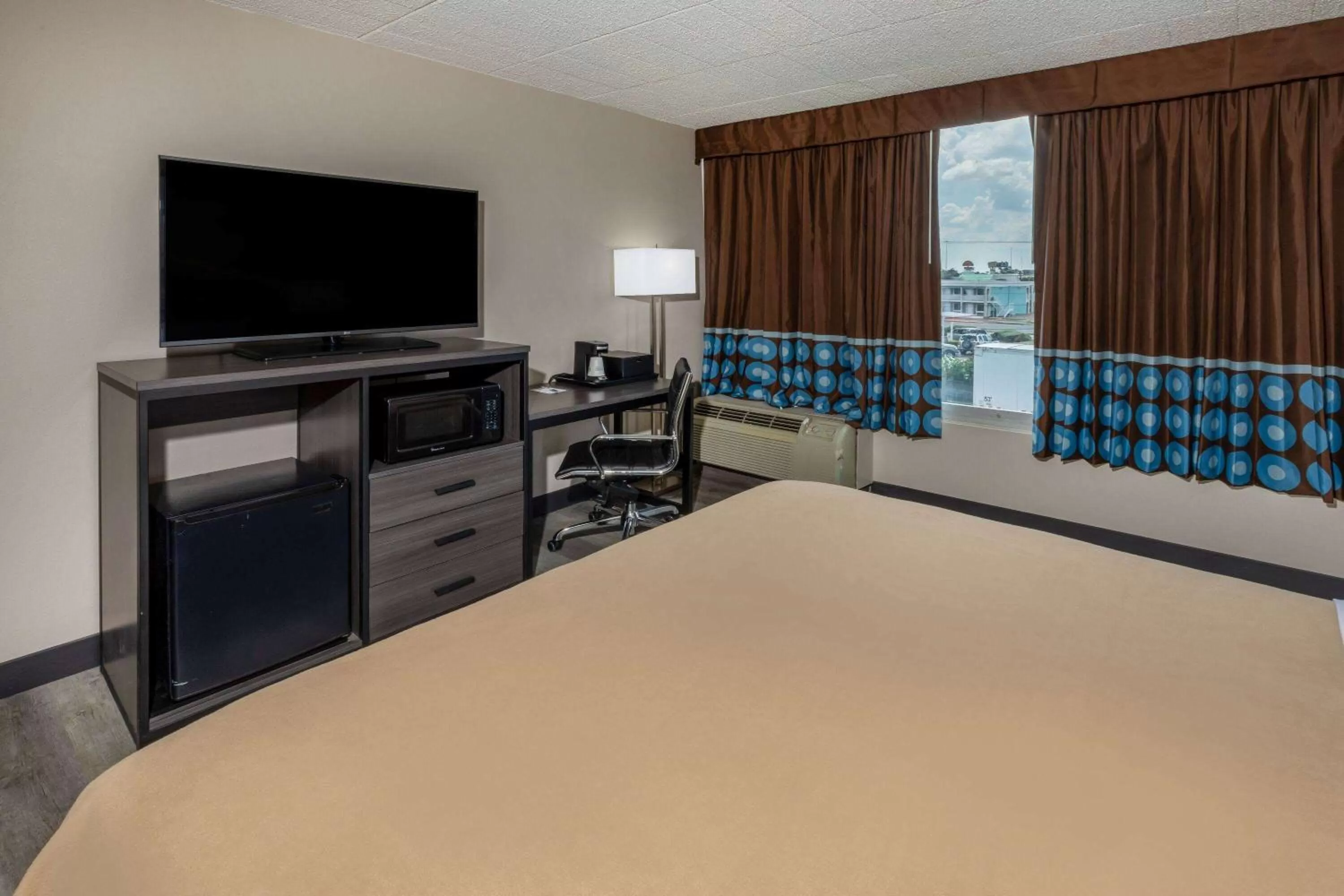 Photo of the whole room, Bed in Super 8 by Wyndham Laredo