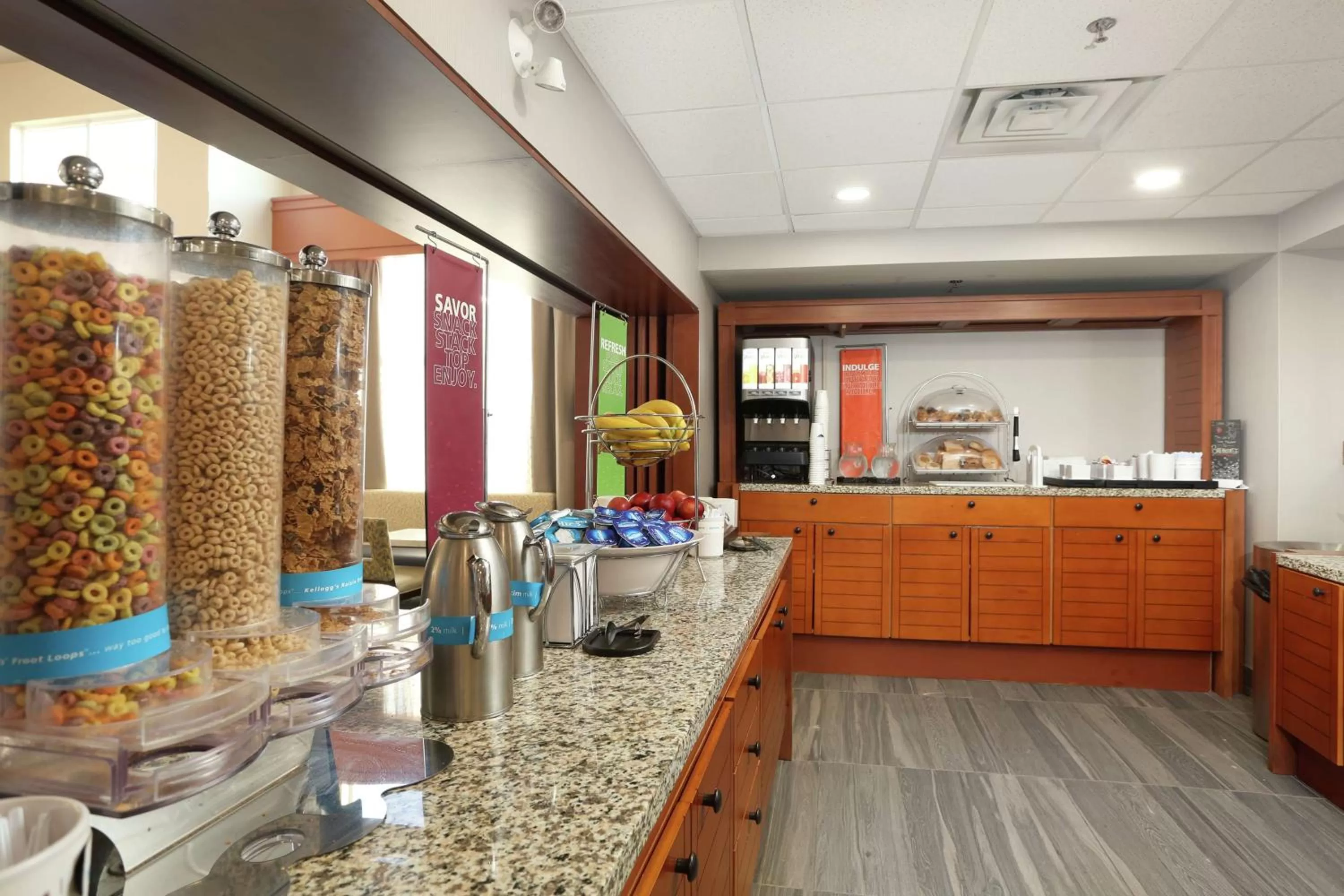 Breakfast in Hampton Inn & Suites by Hilton Barrie