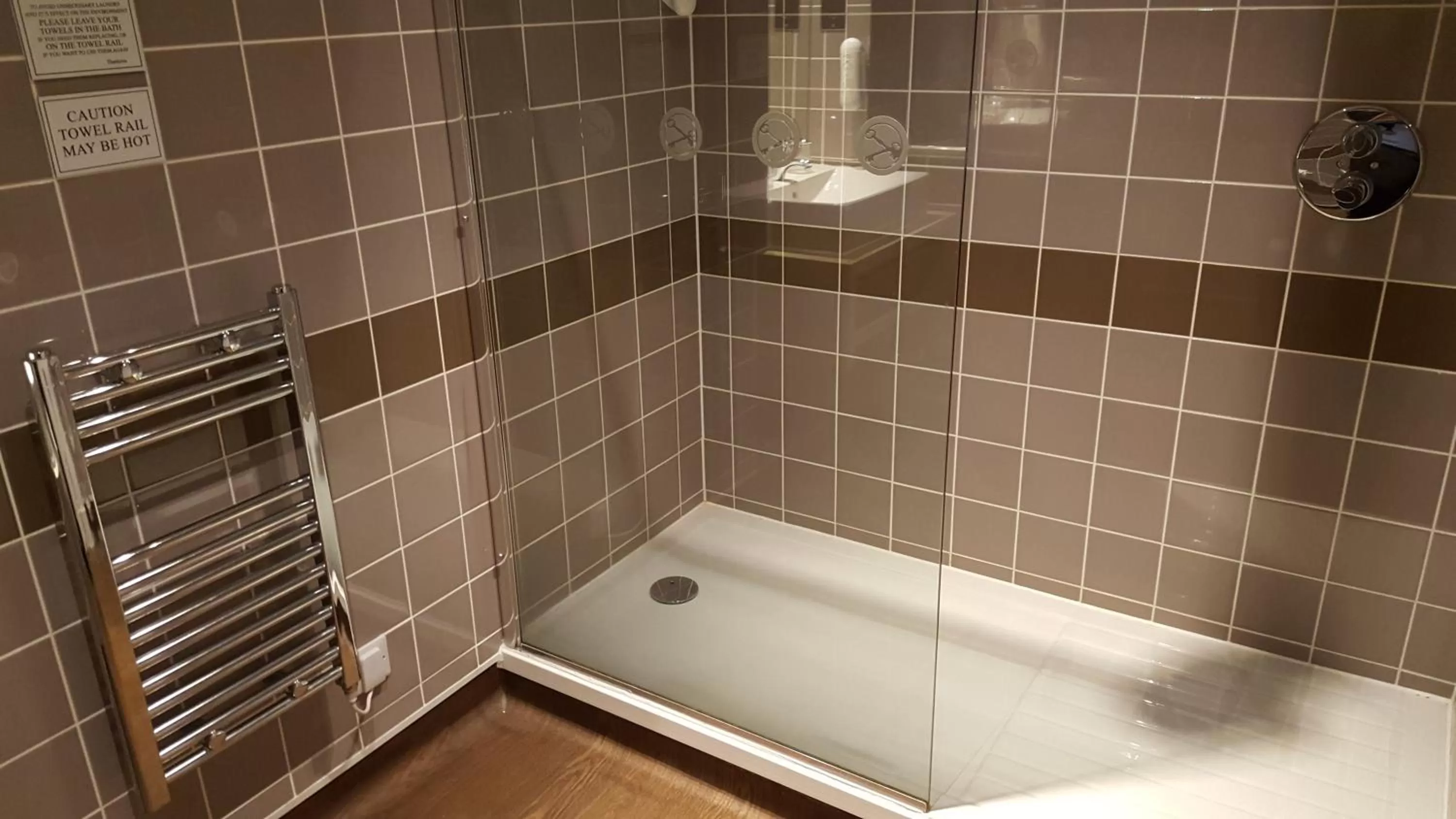 Shower in The Cross Keys