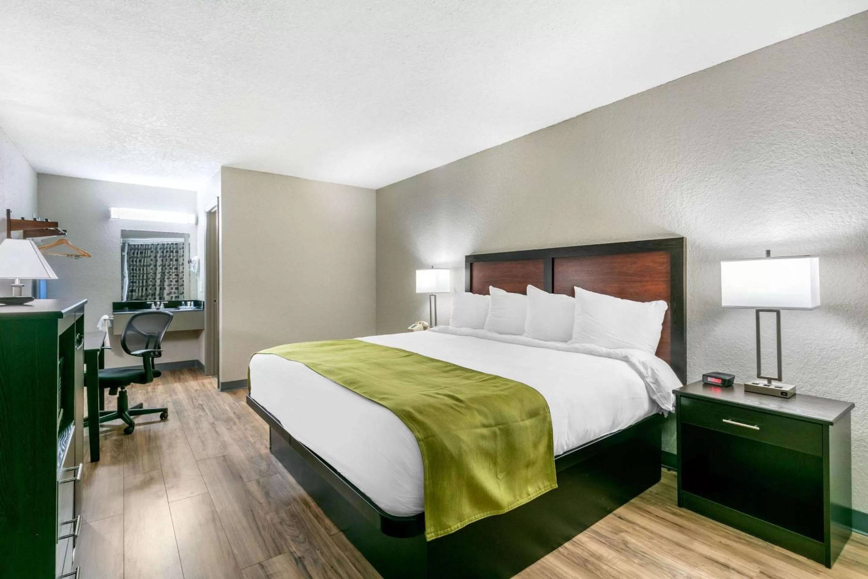 Photo of the whole room, Bed in Rodeway Inn Kingston Springs