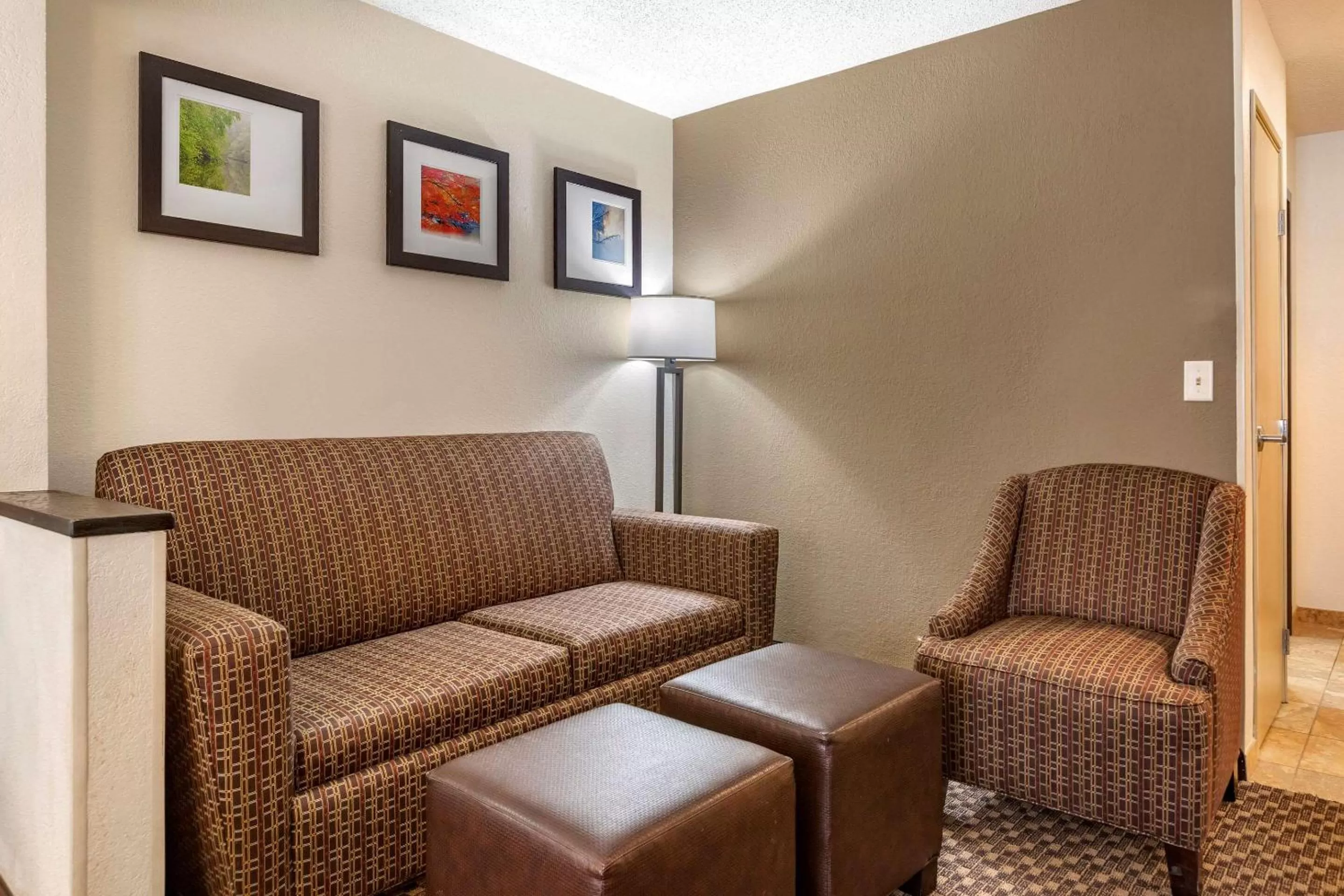 King Suite with Sofa Bed - Non-Smoking in Comfort Inn Wings Stadium