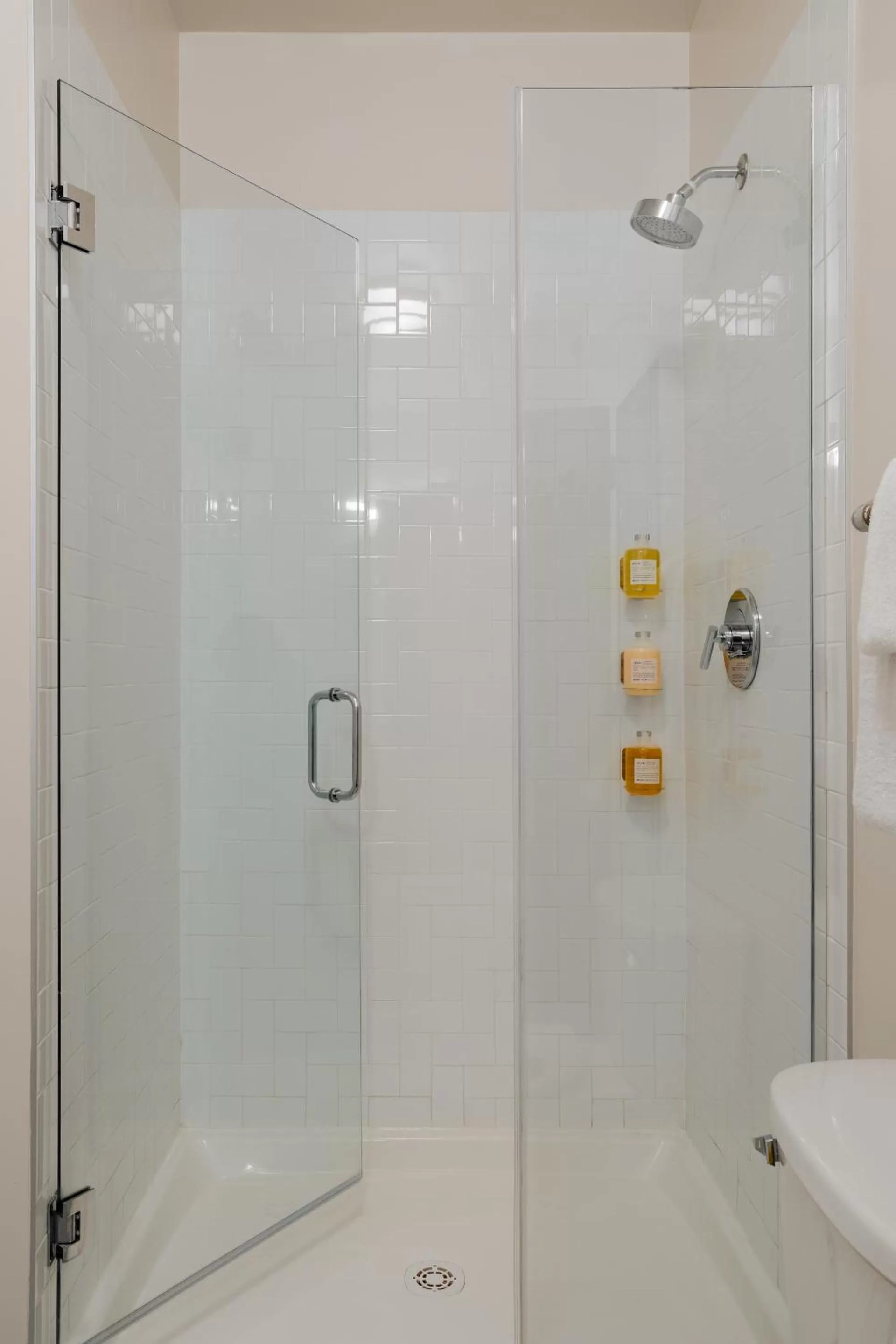 Living room, Bathroom in Found Chicago powered by Sonder